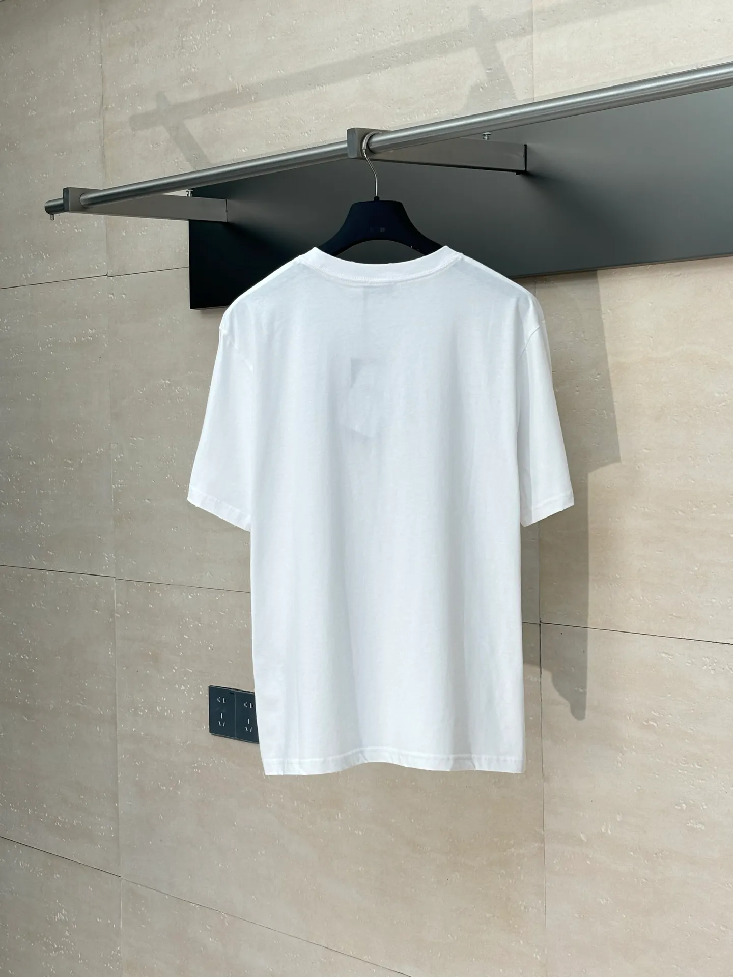 🅿️256 Dio*/Dior 25Ss new mottled letter printed holed short sleeves on the chest. Imported pure cotton fabric, crisp appearance, with the soft characteristics of cotton fabric. Breathable and dry, it can quickly discharge moisture and not stick to the body when sweating. High-density dot printing process. There is a subtle blurring design effect in the printing effect. The film screen is made of extremely fine gauze material. Adjust the depiction on the film according to the number of dots on the actual object. The production of restoration is difficult, and the slurry is fine and has good mesh passing ability. The whole piece is positioned and washed and frayed. The design combines the elements of "frayed" and "knitted". The irregular frayed design of the whole body gives simple garments a rebellious sense of destruction. The stone grinding washing process positions the holes. The garment products use a stone mill laser positioning to manually destroy the wear effect. Every frayed place is made by hand, so that the natural wear of the fabric can achieve the most harmonious visual effect. After stone grinding and washing, it can show a strong retro atmosphere. Size：S/M/L