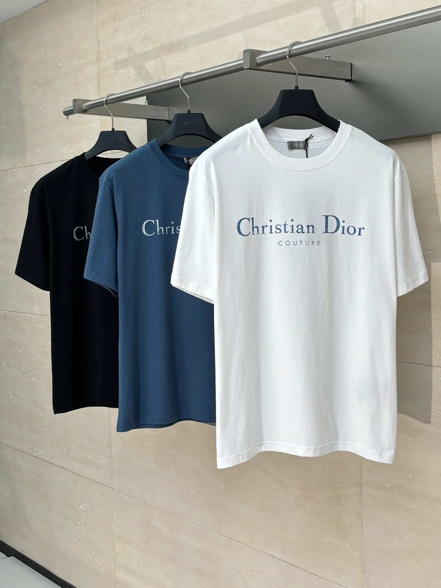 🅿️256 Dio*/Dior 25Ss new mottled letter printed holed short sleeves on the chest. Imported pure cotton fabric, crisp appearance, with the soft characteristics of cotton fabric. Breathable and dry, it can quickly discharge moisture and not stick to the body when sweating. High-density dot printing process. There is a subtle blurring design effect in the printing effect. The film screen is made of extremely fine gauze material. Adjust the depiction on the film according to the number of dots on the actual object. The production of restoration is difficult, and the slurry is fine and has good mesh passing ability. The whole piece is positioned and washed and frayed. The design combines the elements of "frayed" and "knitted". The irregular frayed design of the whole body gives simple garments a rebellious sense of destruction. The stone grinding washing process positions the holes. The garment products use a stone mill laser positioning to manually destroy the wear effect. Every frayed place is made by hand, so that the natural wear of the fabric can achieve the most harmonious visual effect. After stone grinding and washing, it can show a strong retro atmosphere. Size：S/M/L