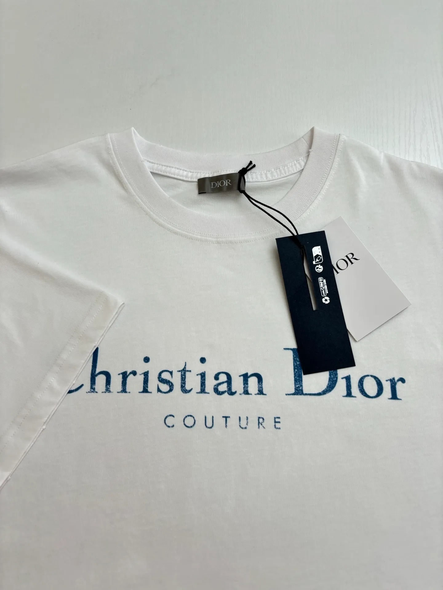 🅿️256 Dio*/Dior 25Ss new mottled letter printed holed short sleeves on the chest. Imported pure cotton fabric, crisp appearance, with the soft characteristics of cotton fabric. Breathable and dry, it can quickly discharge moisture and not stick to the body when sweating. High-density dot printing process. There is a subtle blurring design effect in the printing effect. The film screen is made of extremely fine gauze material. Adjust the depiction on the film according to the number of dots on the actual object. The production of restoration is difficult, and the slurry is fine and has good mesh passing ability. The whole piece is positioned and washed and frayed. The design combines the elements of "frayed" and "knitted". The irregular frayed design of the whole body gives simple garments a rebellious sense of destruction. The stone grinding washing process positions the holes. The garment products use a stone mill laser positioning to manually destroy the wear effect. Every frayed place is made by hand, so that the natural wear of the fabric can achieve the most harmonious visual effect. After stone grinding and washing, it can show a strong retro atmosphere. Size：S/M/L