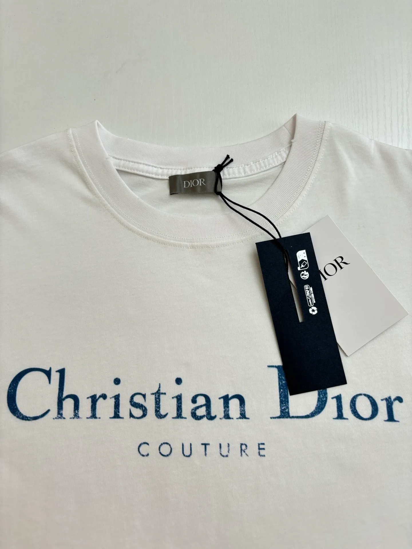 🅿️256 Dio*/Dior 25Ss new mottled letter printed holed short sleeves on the chest. Imported pure cotton fabric, crisp appearance, with the soft characteristics of cotton fabric. Breathable and dry, it can quickly discharge moisture and not stick to the body when sweating. High-density dot printing process. There is a subtle blurring design effect in the printing effect. The film screen is made of extremely fine gauze material. Adjust the depiction on the film according to the number of dots on the actual object. The production of restoration is difficult, and the slurry is fine and has good mesh passing ability. The whole piece is positioned and washed and frayed. The design combines the elements of "frayed" and "knitted". The irregular frayed design of the whole body gives simple garments a rebellious sense of destruction. The stone grinding washing process positions the holes. The garment products use a stone mill laser positioning to manually destroy the wear effect. Every frayed place is made by hand, so that the natural wear of the fabric can achieve the most harmonious visual effect. After stone grinding and washing, it can show a strong retro atmosphere. Size：S/M/L