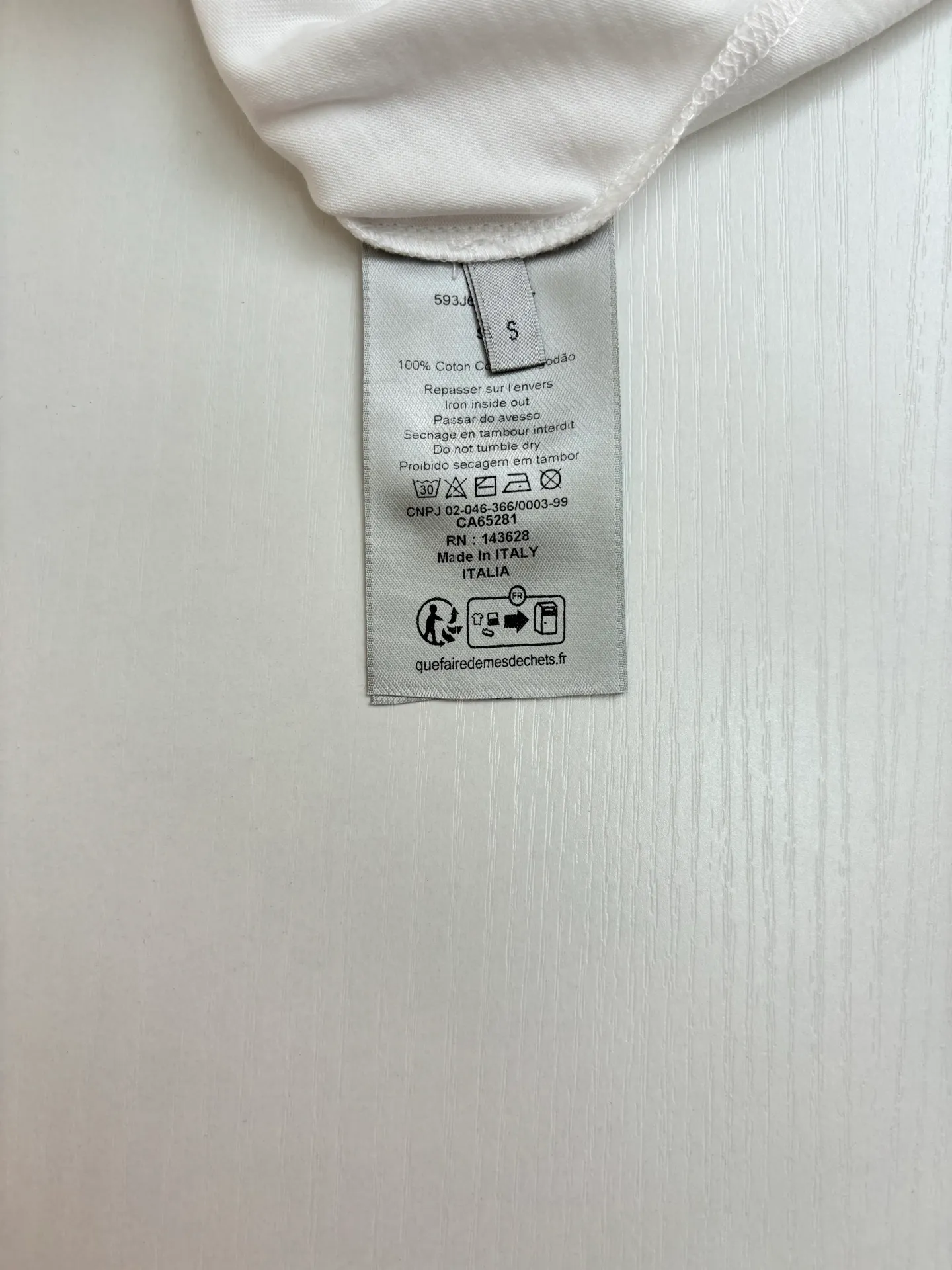 🅿️256 Dio*/Dior 25Ss new mottled letter printed holed short sleeves on the chest. Imported pure cotton fabric, crisp appearance, with the soft characteristics of cotton fabric. Breathable and dry, it can quickly discharge moisture and not stick to the body when sweating. High-density dot printing process. There is a subtle blurring design effect in the printing effect. The film screen is made of extremely fine gauze material. Adjust the depiction on the film according to the number of dots on the actual object. The production of restoration is difficult, and the slurry is fine and has good mesh passing ability. The whole piece is positioned and washed and frayed. The design combines the elements of "frayed" and "knitted". The irregular frayed design of the whole body gives simple garments a rebellious sense of destruction. The stone grinding washing process positions the holes. The garment products use a stone mill laser positioning to manually destroy the wear effect. Every frayed place is made by hand, so that the natural wear of the fabric can achieve the most harmonious visual effect. After stone grinding and washing, it can show a strong retro atmosphere. Size：S/M/L