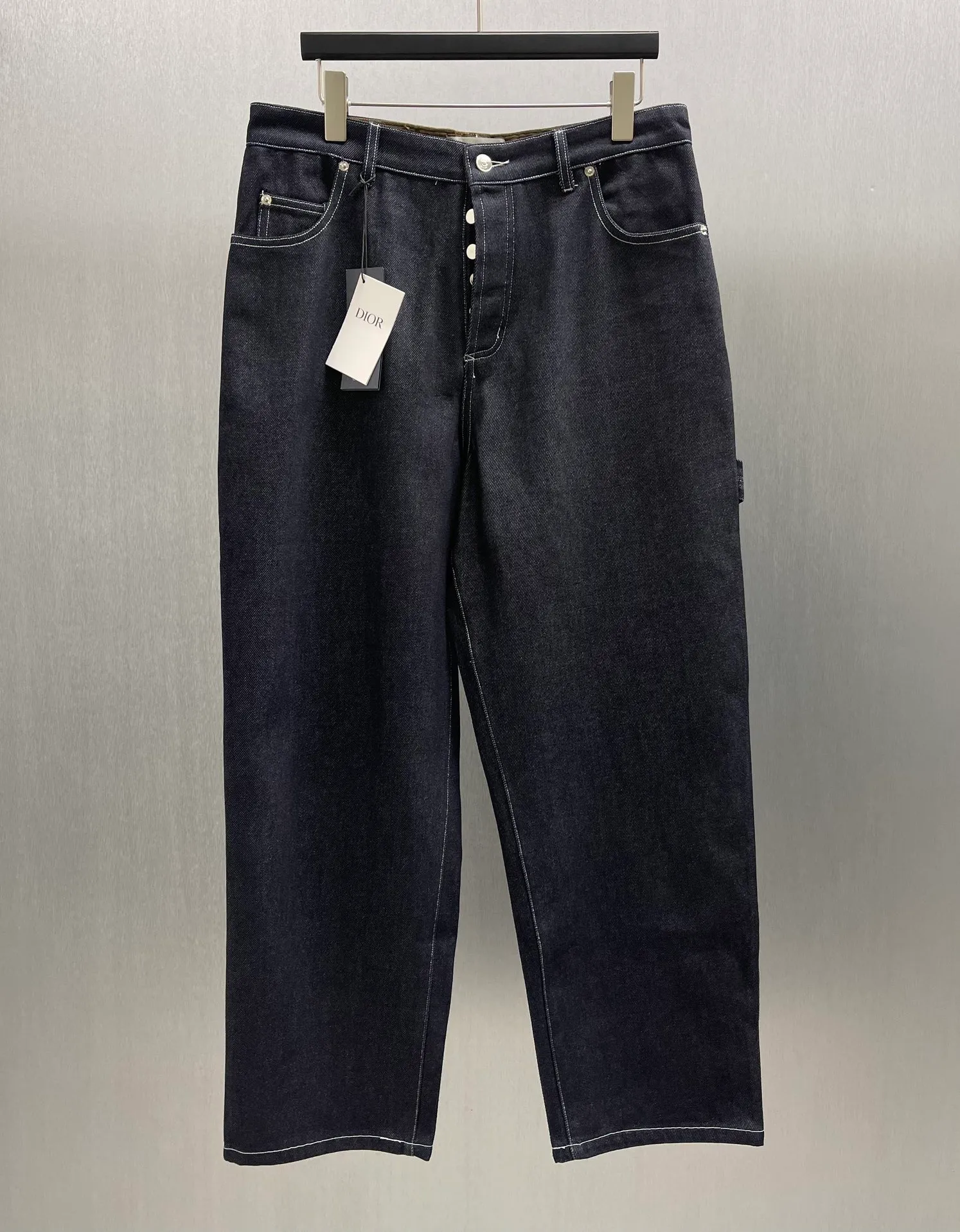 🅿️480 🧧CD Blue cotton blend classic jeans Size: S-XL These classic jeans are decorated with Dior Archives Labels logo embroidery, a new interpretation of the Dior brand label. Crafted from blue cotton-blend denim, it features a Christian Dior Couture leather label and Dior Archives Labels embroidery on the back. Wear it with a knitted sweater or shirt for a stylish look.
