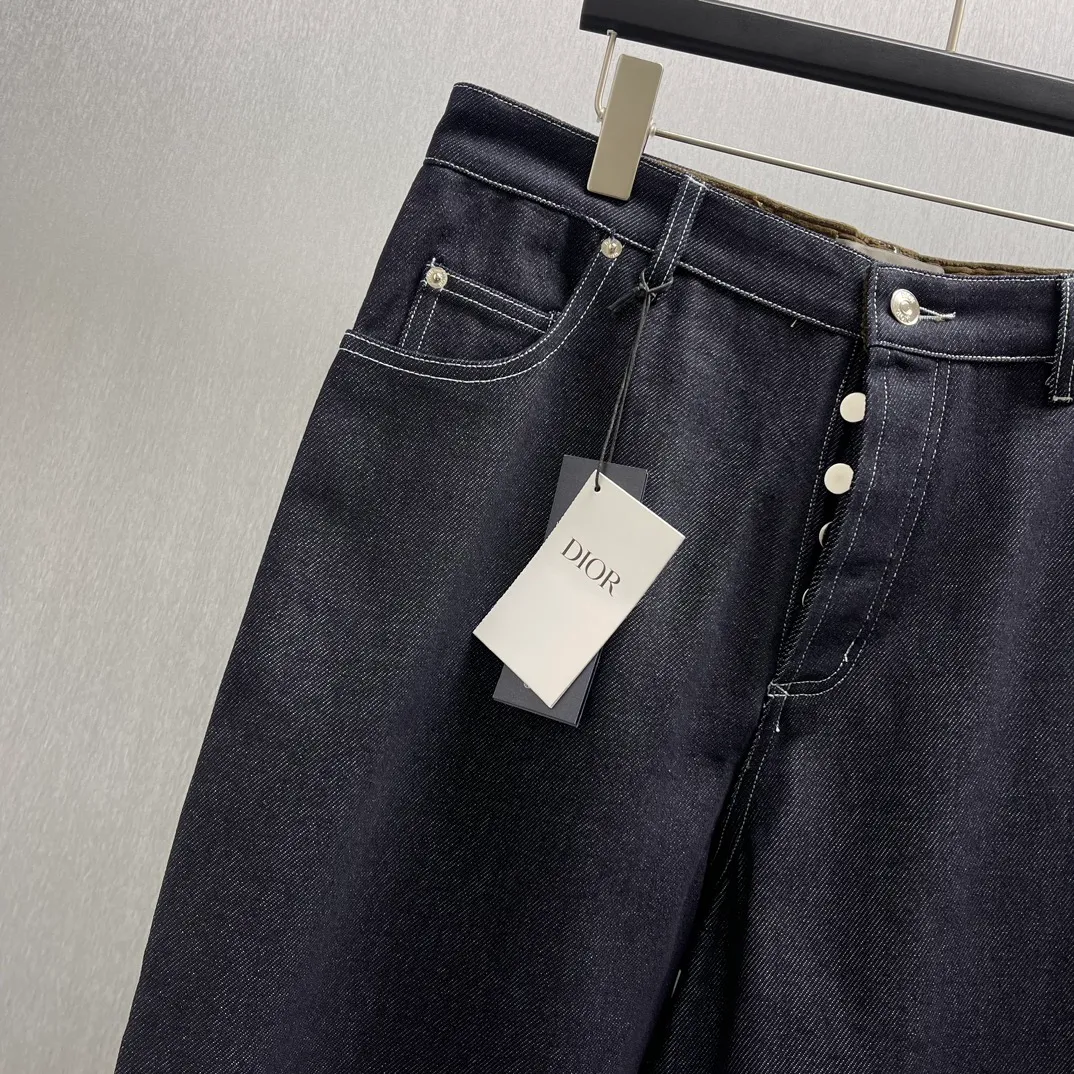 🅿️480 🧧CD Blue cotton blend classic jeans Size: S-XL These classic jeans are decorated with Dior Archives Labels logo embroidery, a new interpretation of the Dior brand label. Crafted from blue cotton-blend denim, it features a Christian Dior Couture leather label and Dior Archives Labels embroidery on the back. Wear it with a knitted sweater or shirt for a stylish look.