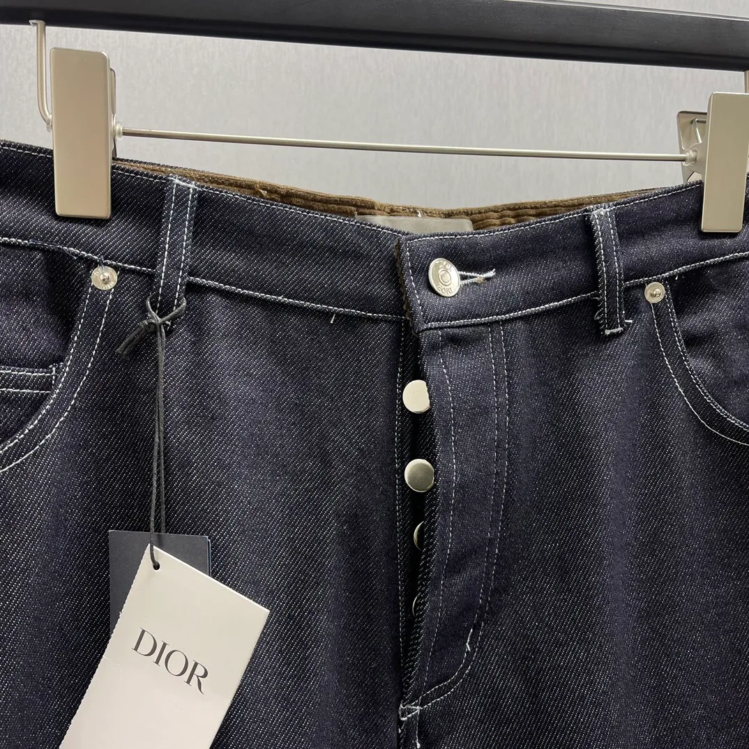 🅿️480 🧧CD Blue cotton blend classic jeans Size: S-XL These classic jeans are decorated with Dior Archives Labels logo embroidery, a new interpretation of the Dior brand label. Crafted from blue cotton-blend denim, it features a Christian Dior Couture leather label and Dior Archives Labels embroidery on the back. Wear it with a knitted sweater or shirt for a stylish look.