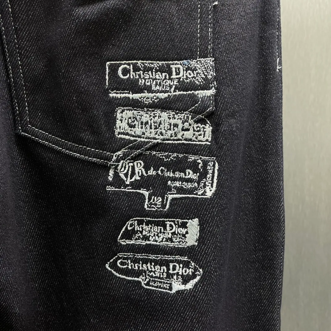 🅿️480 🧧CD Blue cotton blend classic jeans Size: S-XL These classic jeans are decorated with Dior Archives Labels logo embroidery, a new interpretation of the Dior brand label. Crafted from blue cotton-blend denim, it features a Christian Dior Couture leather label and Dior Archives Labels embroidery on the back. Wear it with a knitted sweater or shirt for a stylish look.