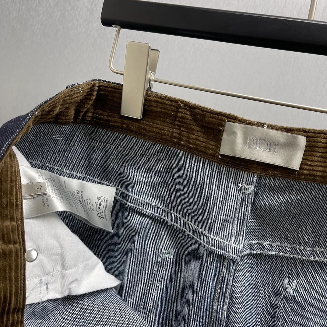 🅿️480 🧧CD Blue cotton blend classic jeans Size: S-XL These classic jeans are decorated with Dior Archives Labels logo embroidery, a new interpretation of the Dior brand label. Crafted from blue cotton-blend denim, it features a Christian Dior Couture leather label and Dior Archives Labels embroidery on the back. Wear it with a knitted sweater or shirt for a stylish look.