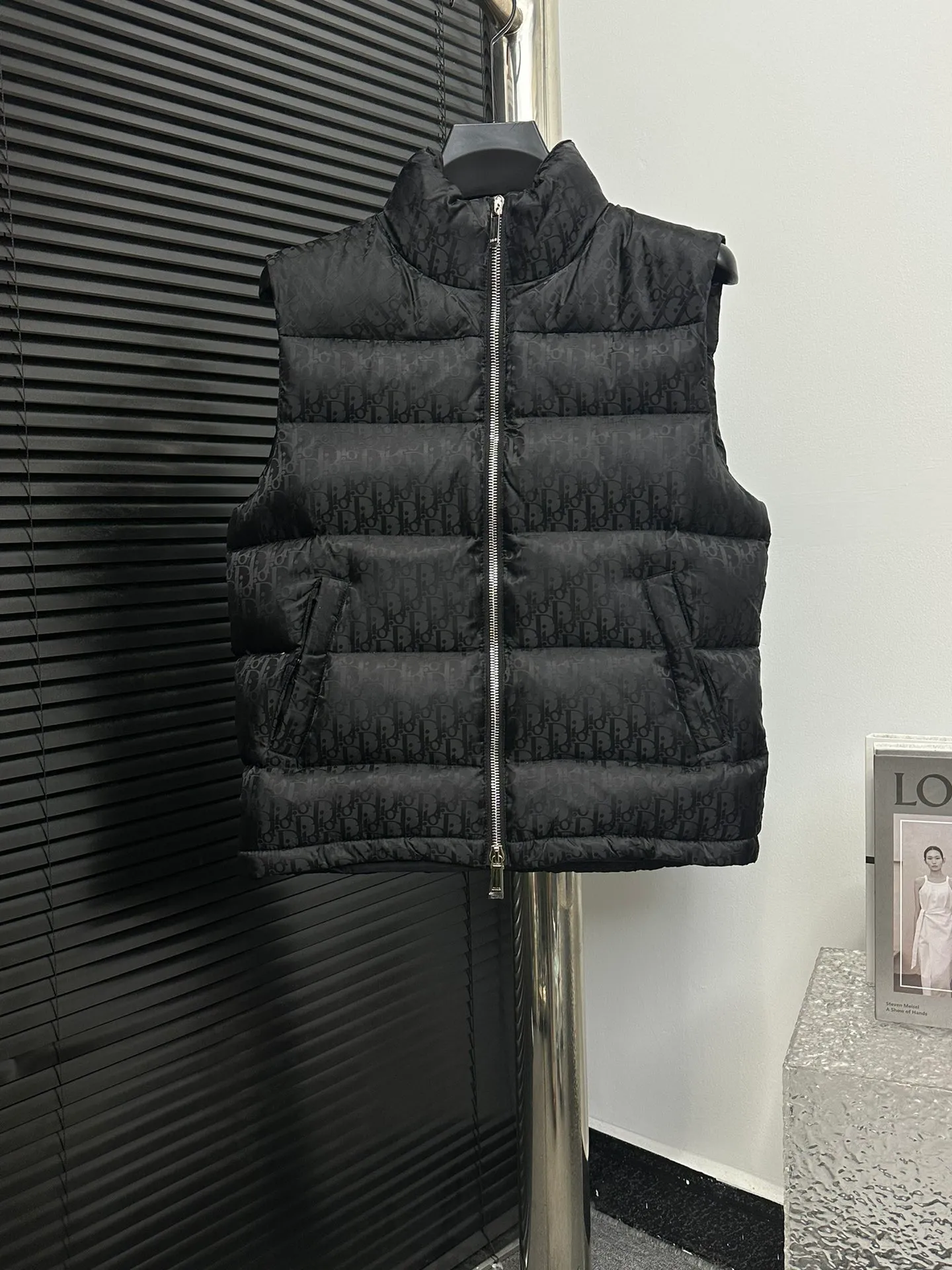 🅿️670 dior Dior 20fw full printed dark pattern rhombus vest Purchased from zp operation at Hong Kong counter, this is a down jacket with ultra-complex craftsmanship. The custom-made fabric cycle is as long as 50 days. It is absolutely windproof and waterproof and can be watertight. It can be called a safe haven in winter. On the basis of the original fabric, laser jacquard makes the whole piece of clothing uneven, with a stronger three-dimensional effect, a more obvious 3D effect, and the whole garment. The hardware is customized one-to-one from the original factory, tungsten material, leather label design, hot-melt technology, one-time molding, 90 white duck down, 700 fill power, no velvet, stand-up collar design, elastic cuff design, windproof and warm, the whole piece is windproof, water-proof, cold-proof, fashionable and practical, the same style is used by major Internet celebrities and celebrities, and it is an artifact to keep out the cold in winter. Color: Black Size: 44 46 48 52 54