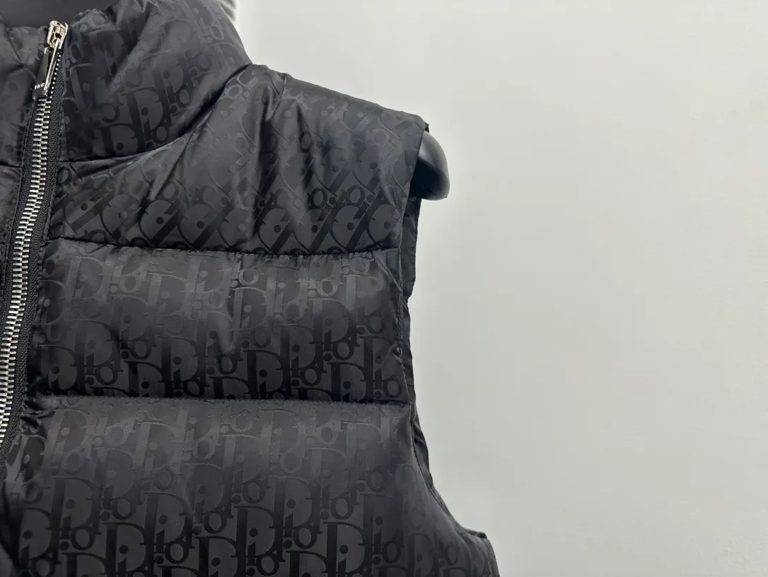 🅿️670 dior Dior 20fw full printed dark pattern rhombus vest Purchased from zp operation at Hong Kong counter, this is a down jacket with ultra-complex craftsmanship. The custom-made fabric cycle is as long as 50 days. It is absolutely windproof and waterproof and can be watertight. It can be called a safe haven in winter. On the basis of the original fabric, laser jacquard makes the whole piece of clothing uneven, with a stronger three-dimensional effect, a more obvious 3D effect, and the whole garment. The hardware is customized one-to-one from the original factory, tungsten material, leather label design, hot-melt technology, one-time molding, 90 white duck down, 700 fill power, no velvet, stand-up collar design, elastic cuff design, windproof and warm, the whole piece is windproof, water-proof, cold-proof, fashionable and practical, the same style is used by major Internet celebrities and celebrities, and it is an artifact to keep out the cold in winter. Color: Black Size: 44 46 48 52 54