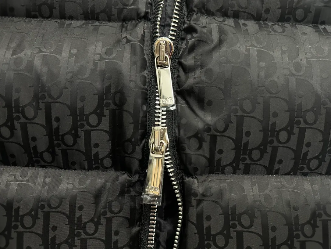 🅿️670 dior Dior 20fw full printed dark pattern rhombus vest Purchased from zp operation at Hong Kong counter, this is a down jacket with ultra-complex craftsmanship. The custom-made fabric cycle is as long as 50 days. It is absolutely windproof and waterproof and can be watertight. It can be called a safe haven in winter. On the basis of the original fabric, laser jacquard makes the whole piece of clothing uneven, with a stronger three-dimensional effect, a more obvious 3D effect, and the whole garment. The hardware is customized one-to-one from the original factory, tungsten material, leather label design, hot-melt technology, one-time molding, 90 white duck down, 700 fill power, no velvet, stand-up collar design, elastic cuff design, windproof and warm, the whole piece is windproof, water-proof, cold-proof, fashionable and practical, the same style is used by major Internet celebrities and celebrities, and it is an artifact to keep out the cold in winter. Color: Black Size: 44 46 48 52 54