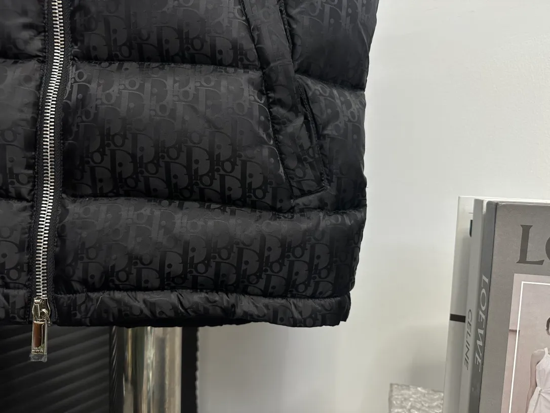 🅿️670 dior Dior 20fw full printed dark pattern rhombus vest Purchased from zp operation at Hong Kong counter, this is a down jacket with ultra-complex craftsmanship. The custom-made fabric cycle is as long as 50 days. It is absolutely windproof and waterproof and can be watertight. It can be called a safe haven in winter. On the basis of the original fabric, laser jacquard makes the whole piece of clothing uneven, with a stronger three-dimensional effect, a more obvious 3D effect, and the whole garment. The hardware is customized one-to-one from the original factory, tungsten material, leather label design, hot-melt technology, one-time molding, 90 white duck down, 700 fill power, no velvet, stand-up collar design, elastic cuff design, windproof and warm, the whole piece is windproof, water-proof, cold-proof, fashionable and practical, the same style is used by major Internet celebrities and celebrities, and it is an artifact to keep out the cold in winter. Color: Black Size: 44 46 48 52 54