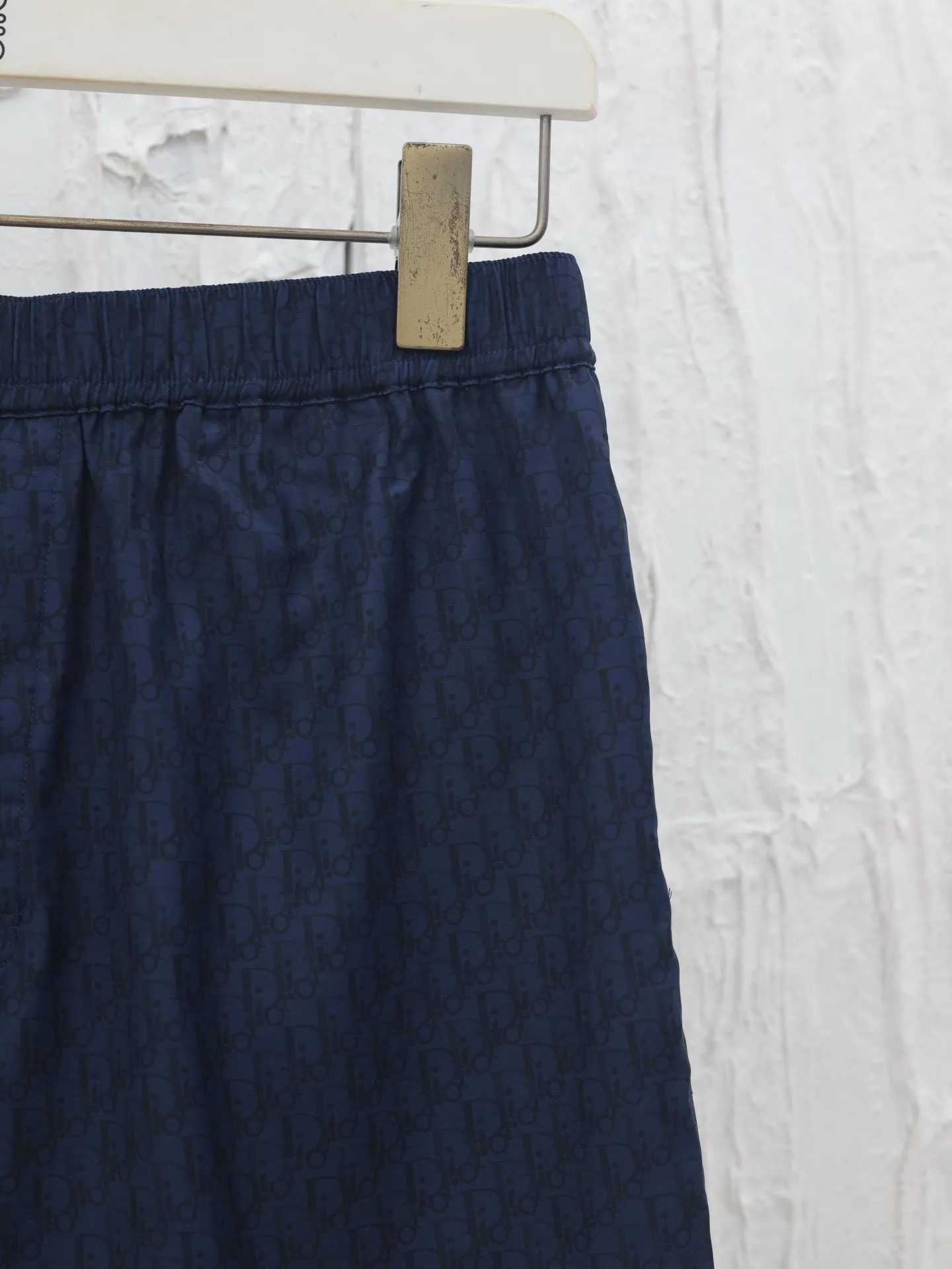 🅿️390 Dio*/Dior mulberry silk and cotton blended jacquard fabric Obliaue jacquard suit shorts This is from the 2024 beachwear limited series, highlighting the classic Oblique print. Carefully crafted from mulberry silk and cotton blended jacquard fabrics, it features a rounded hem design for a casual style. Wear with the matching pieces for a sophisticated summer look.  Size：S/M/L/XL