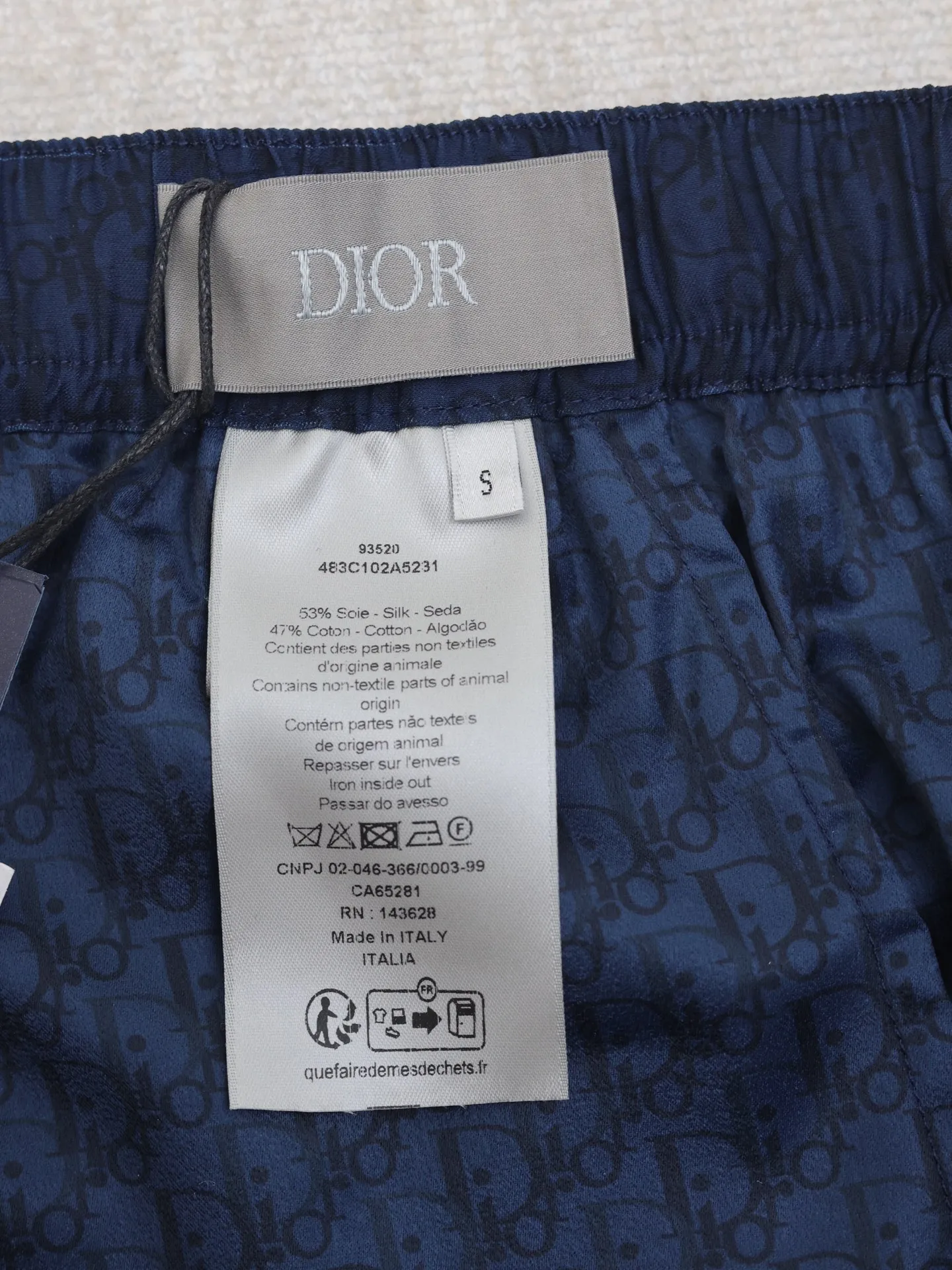 🅿️390 Dio*/Dior mulberry silk and cotton blended jacquard fabric Obliaue jacquard suit shorts This is from the 2024 beachwear limited series, highlighting the classic Oblique print. Carefully crafted from mulberry silk and cotton blended jacquard fabrics, it features a rounded hem design for a casual style. Wear with the matching pieces for a sophisticated summer look.  Size：S/M/L/XL