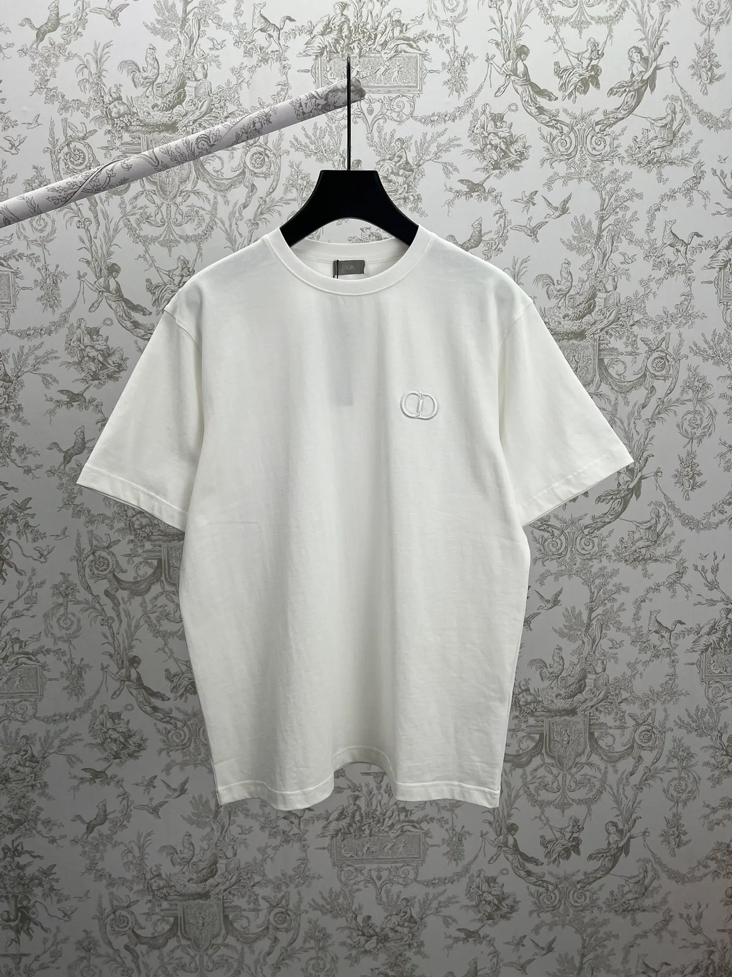 🅿️270 Dior 25ss new regular fit T-shirt white cotton jersey fabric CD Icon embroidery This T-shirt combines elegance and casual style. Crafted from white cotton-jersey, it features a tonal CD icon embroidered on the chest. Regular fit with ribbed crew neck, easy to match with any kind of jeans. Size: XS.S.M.L