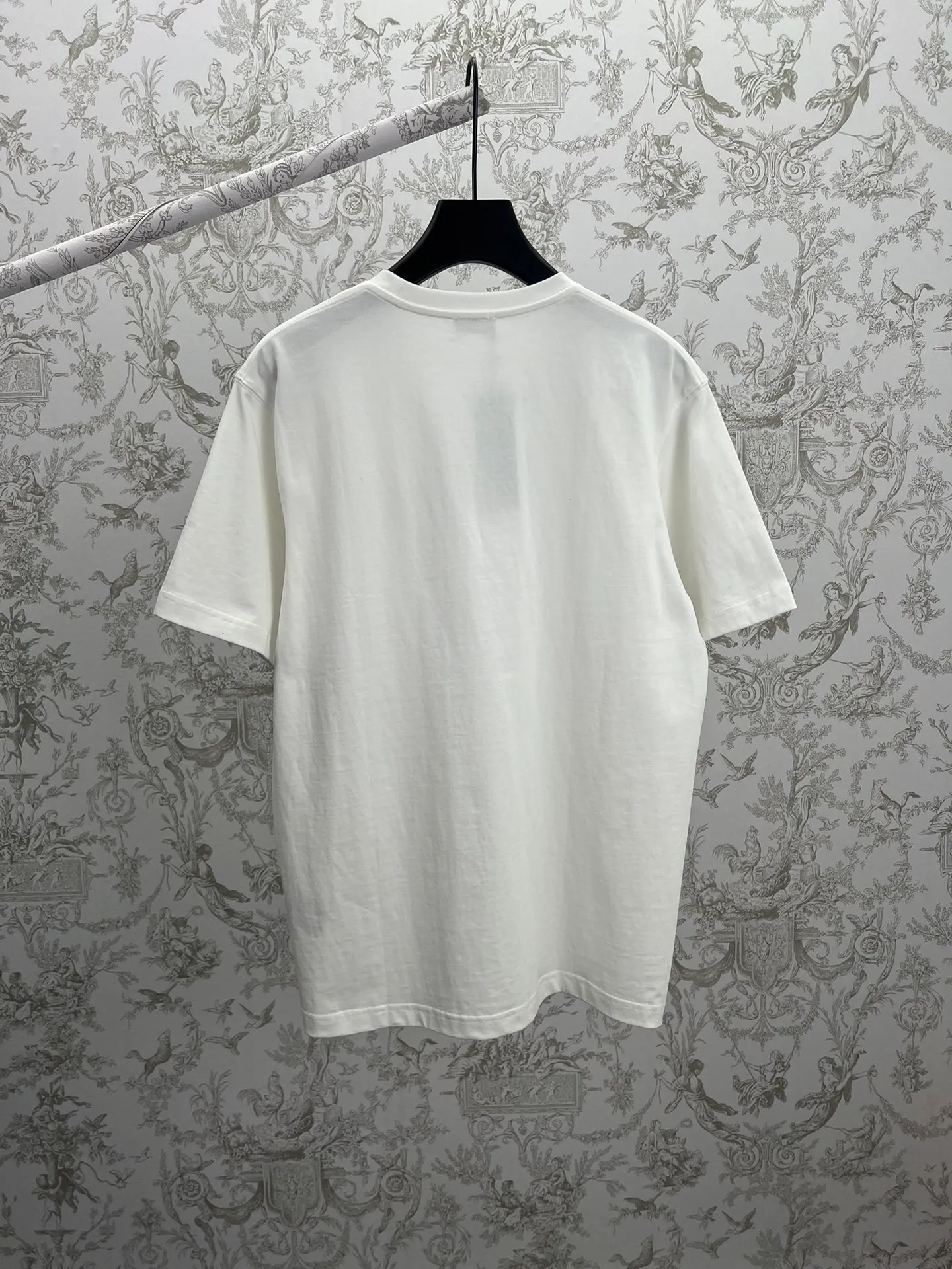 🅿️270 Dior 25ss new regular fit T-shirt white cotton jersey fabric CD Icon embroidery This T-shirt combines elegance and casual style. Crafted from white cotton-jersey, it features a tonal CD icon embroidered on the chest. Regular fit with ribbed crew neck, easy to match with any kind of jeans. Size: XS.S.M.L