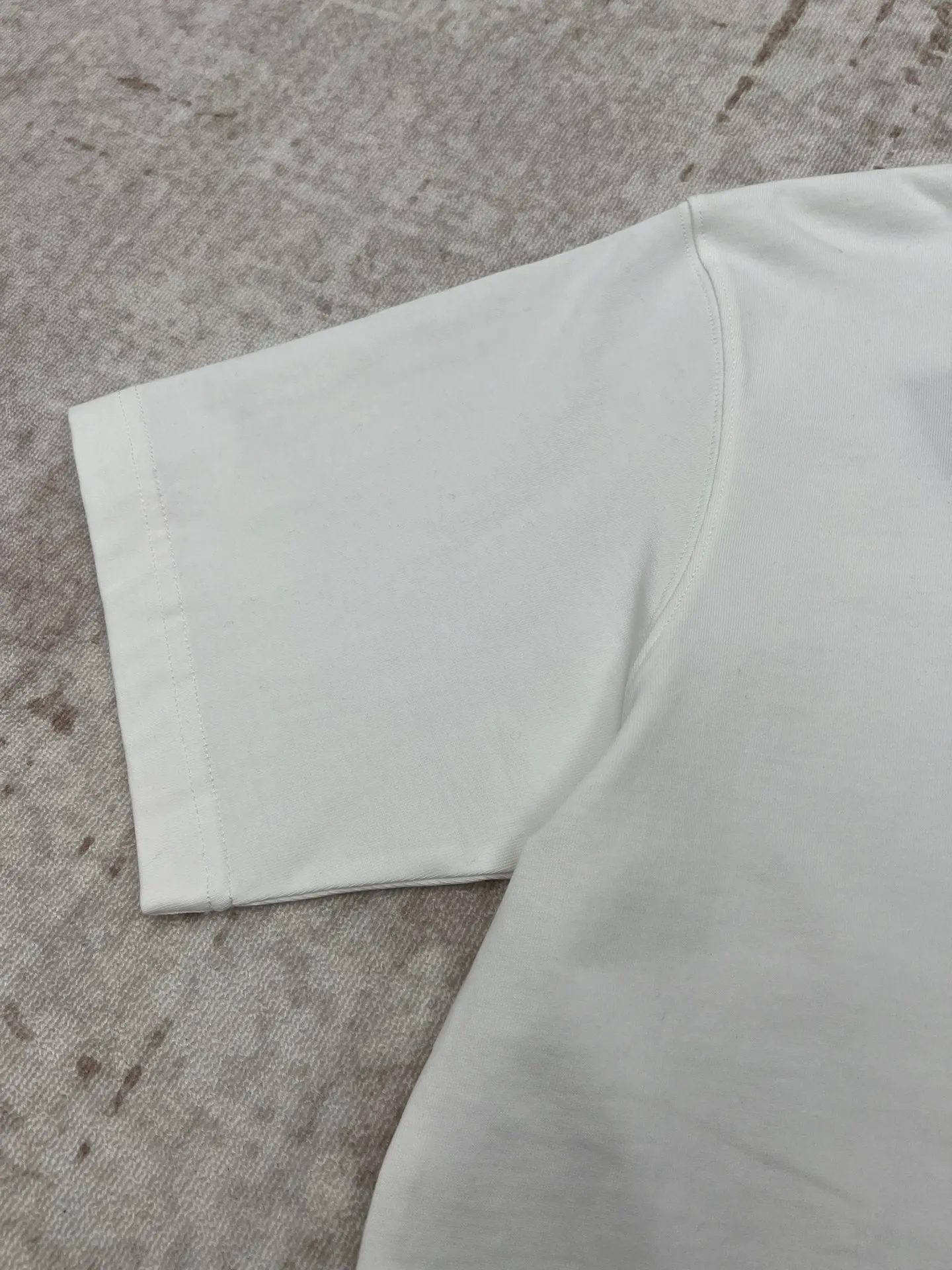🅿️270 Dior 25ss new regular fit T-shirt white cotton jersey fabric CD Icon embroidery This T-shirt combines elegance and casual style. Crafted from white cotton-jersey, it features a tonal CD icon embroidered on the chest. Regular fit with ribbed crew neck, easy to match with any kind of jeans. Size: XS.S.M.L