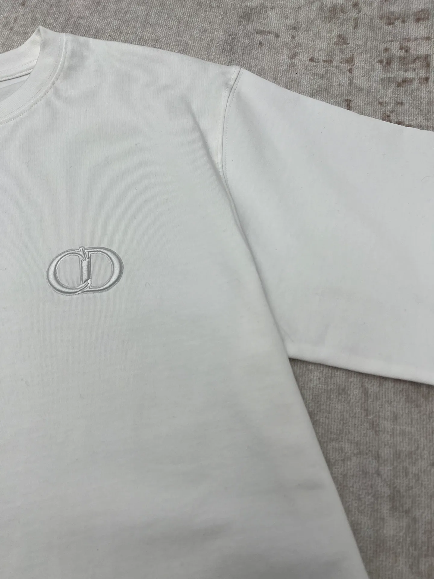 🅿️270 Dior 25ss new regular fit T-shirt white cotton jersey fabric CD Icon embroidery This T-shirt combines elegance and casual style. Crafted from white cotton-jersey, it features a tonal CD icon embroidered on the chest. Regular fit with ribbed crew neck, easy to match with any kind of jeans. Size: XS.S.M.L