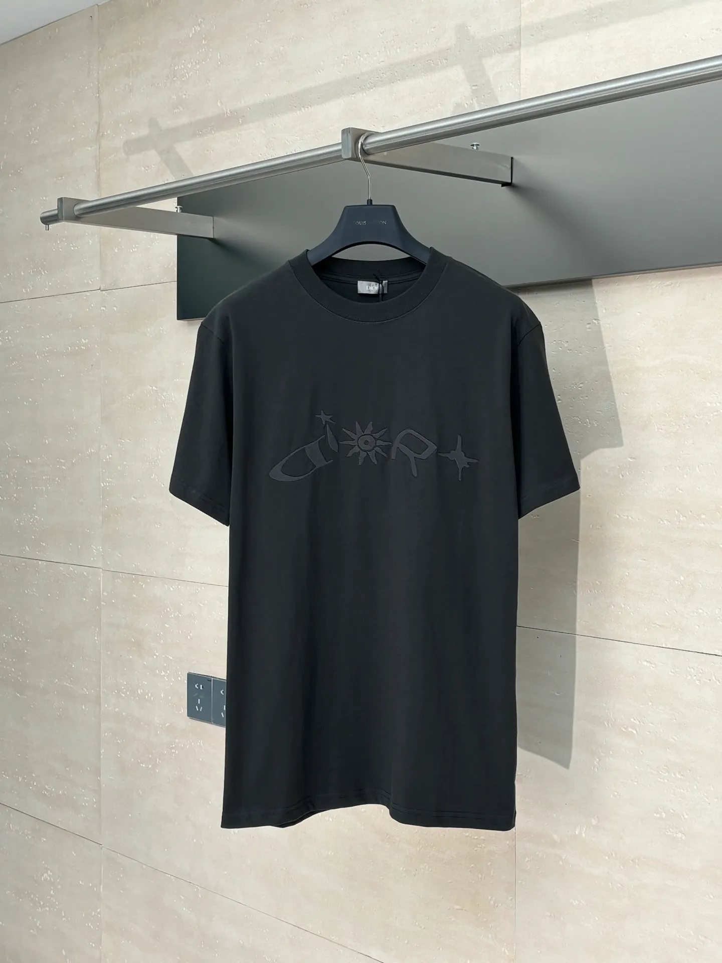 🅿️256 Dio*/Dior 25Ss new embroidered round neck letter short-sleeved T-shirt. Customized cotton material, breathable, comfortable and full of texture. Loose short-sleeved T-shirt cut to highlight the brand style. The embroidery process on the large body and chest restores the floral letters and sun pattern. m is simple and elegant, and the brand’s own sense of fashion is immediately present.
