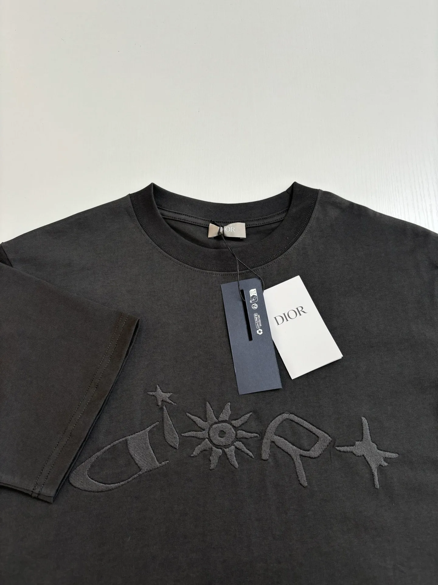 🅿️256 Dio*/Dior 25Ss new embroidered round neck letter short-sleeved T-shirt. Customized cotton material, breathable, comfortable and full of texture. Loose short-sleeved T-shirt cut to highlight the brand style. The embroidery process on the large body and chest restores the floral letters and sun pattern. m is simple and elegant, and the brand’s own sense of fashion is immediately present.