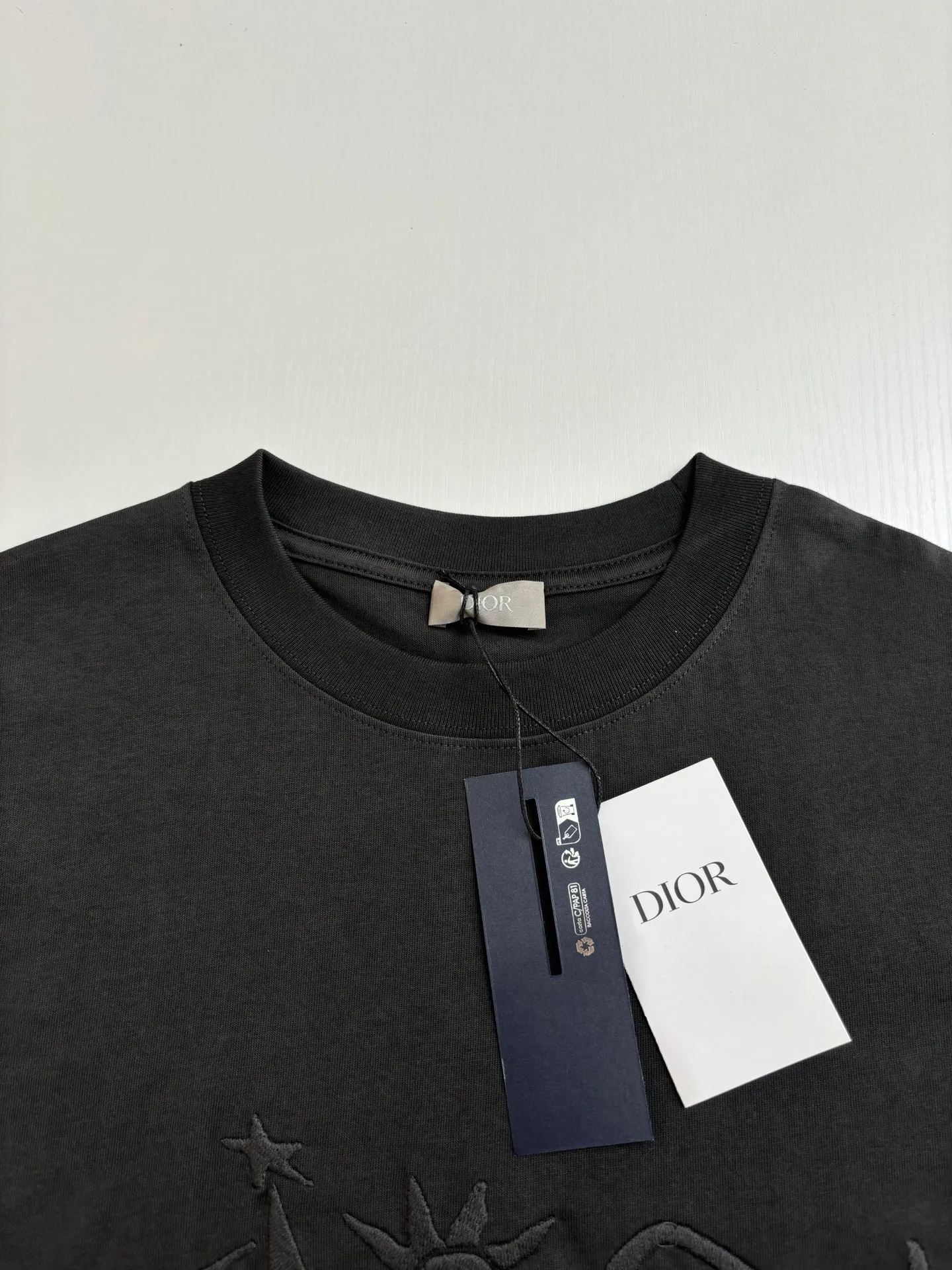 🅿️256 Dio*/Dior 25Ss new embroidered round neck letter short-sleeved T-shirt. Customized cotton material, breathable, comfortable and full of texture. Loose short-sleeved T-shirt cut to highlight the brand style. The embroidery process on the large body and chest restores the floral letters and sun pattern. m is simple and elegant, and the brand’s own sense of fashion is immediately present.