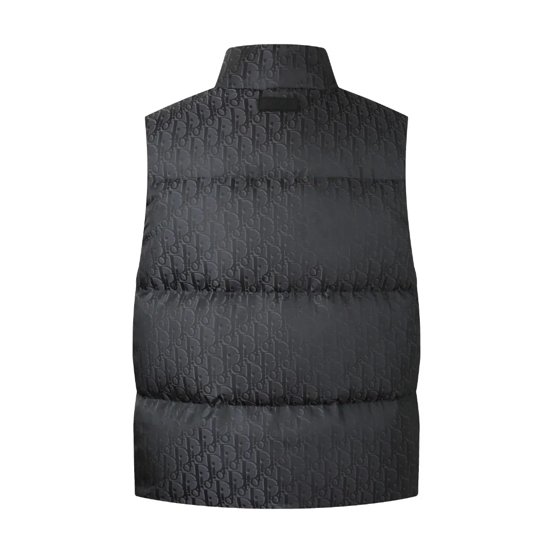 🅿️760 [Exclusive supply] CD 25FW full-print jacquard stand-up collar down vest. The fabric adopts scientific jacquard technology. Laser jacquard technology is applied to the fabric to make the whole garment concave and convex and have a stronger three-dimensional effect. This technology not only improves the visual effect of the fabric, but also enhances its durability and comfort. The inner filling is made of high-quality 90 white duck down, which has been strictly processed and screened to ensure the fluffiness and warmth of the down. Evenly fill the down into the inner bladder of the vest and fix it by sewing and taping. Made of custom-woven high-density satin nylon material with three-proof treatment, combined with dark jacquard weaving, the down vest has extremely high waterproof, anti-fouling and dust-proof properties. This ensures that the vest will look and perform well in inclement weather. Oblique printing is applied to fabrics through precise printing technology and blends perfectly with the fabrics, presenting a low-key and luxurious visual effect. Detailed processing is done on the collar, cuffs, hem and other parts of the vest to improve the practicality and beauty of the vest. At the same time, the vests are ironed and inspected to ensure that the product quality meets the standards. Size:46-48-50-52