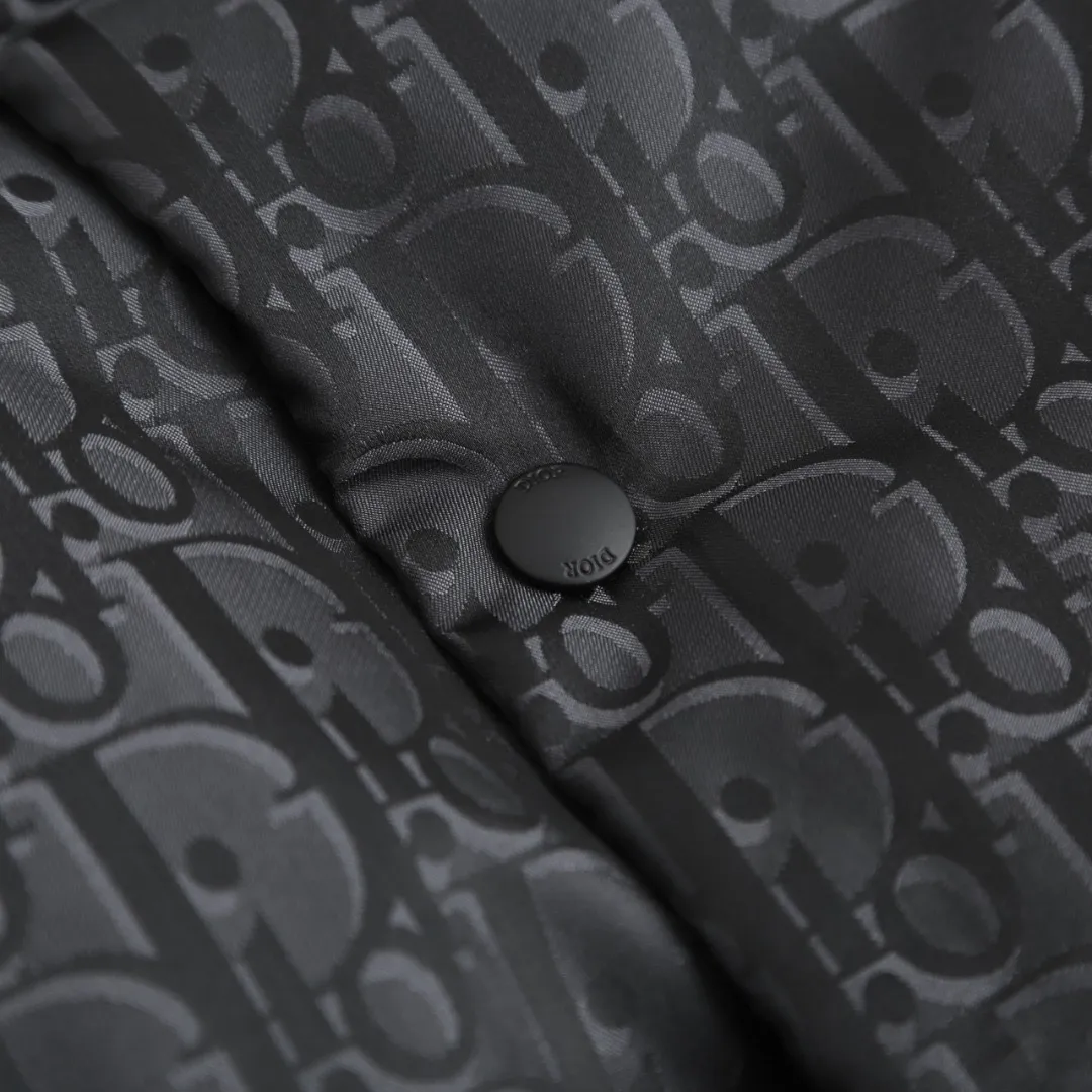 🅿️760 [Exclusive supply] CD 25FW full-print jacquard stand-up collar down vest. The fabric adopts scientific jacquard technology. Laser jacquard technology is applied to the fabric to make the whole garment concave and convex and have a stronger three-dimensional effect. This technology not only improves the visual effect of the fabric, but also enhances its durability and comfort. The inner filling is made of high-quality 90 white duck down, which has been strictly processed and screened to ensure the fluffiness and warmth of the down. Evenly fill the down into the inner bladder of the vest and fix it by sewing and taping. Made of custom-woven high-density satin nylon material with three-proof treatment, combined with dark jacquard weaving, the down vest has extremely high waterproof, anti-fouling and dust-proof properties. This ensures that the vest will look and perform well in inclement weather. Oblique printing is applied to fabrics through precise printing technology and blends perfectly with the fabrics, presenting a low-key and luxurious visual effect. Detailed processing is done on the collar, cuffs, hem and other parts of the vest to improve the practicality and beauty of the vest. At the same time, the vests are ironed and inspected to ensure that the product quality meets the standards. Size:46-48-50-52