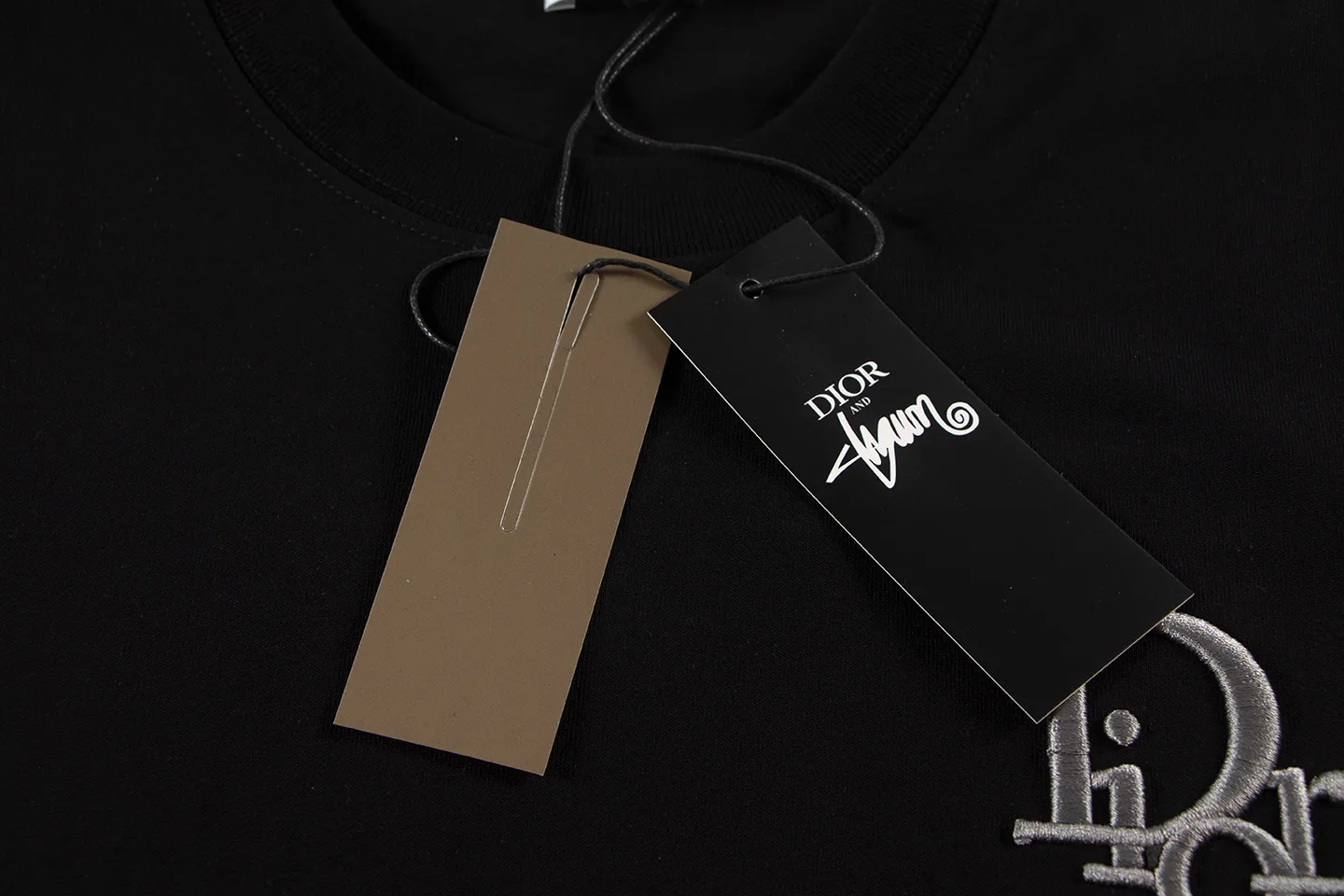 🅿️180 Dior*2026 latest short-sleeved material: high version 300g double yarn combed cotton Size: S M L XL Color: black white Style number: W2639