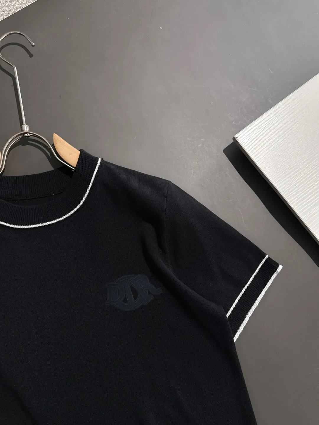 🅿️330 High quality Dior 2025 spring and summer new men's round neck short-sleeved T-shirt Made of combed cotton yarn knitted cotton fabric, pure cotton high-weight special yarn, it feels full when weighed, and the upper body is more textured than ordinary T-shirts. This texture can cope with the weather easily and is suitable for both hot and cold! The pattern on the chest adopts three-dimensional embroidery technology, and is perfectly produced stitch by stitch with reference to the original version! Loose fit design, looks noble. Size: M to XXXL
