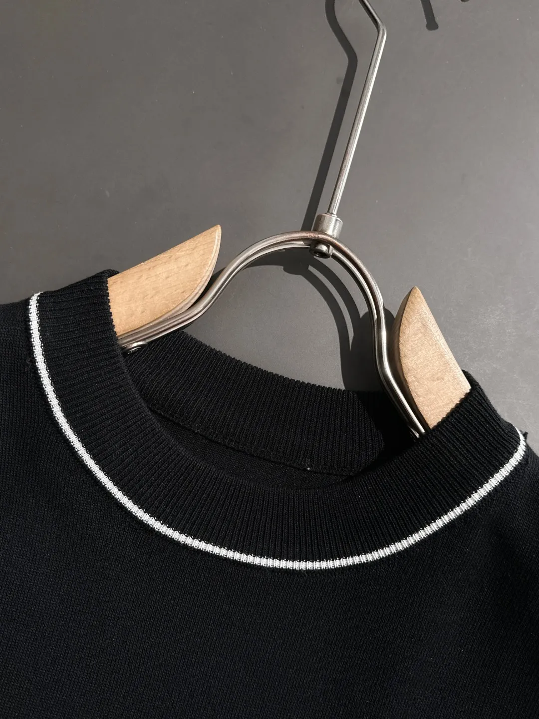 🅿️330 High quality Dior 2025 spring and summer new men's round neck short-sleeved T-shirt Made of combed cotton yarn knitted cotton fabric, pure cotton high-weight special yarn, it feels full when weighed, and the upper body is more textured than ordinary T-shirts. This texture can cope with the weather easily and is suitable for both hot and cold! The pattern on the chest adopts three-dimensional embroidery technology, and is perfectly produced stitch by stitch with reference to the original version! Loose fit design, looks noble. Size: M to XXXL