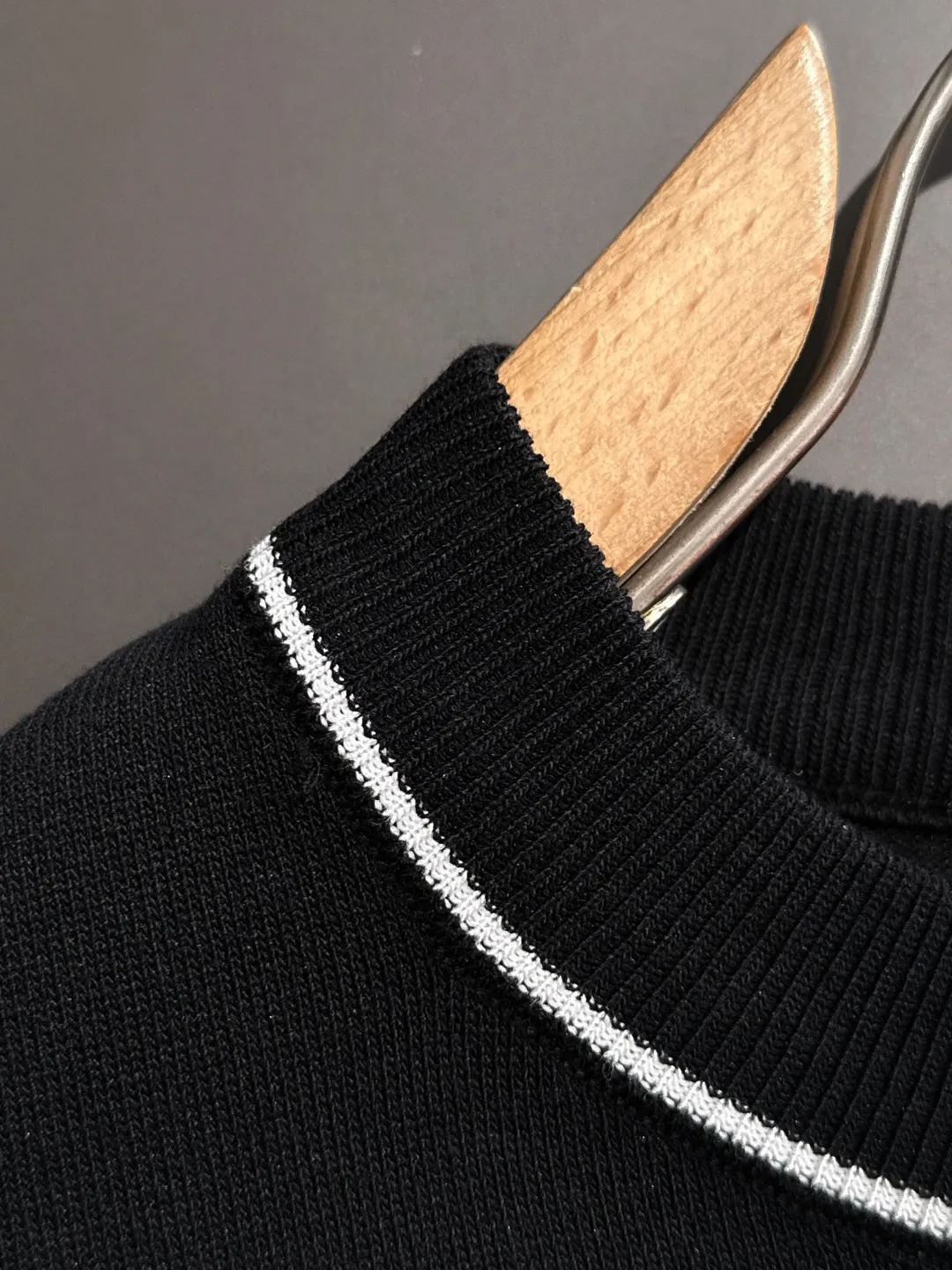 🅿️330 High quality Dior 2025 spring and summer new men's round neck short-sleeved T-shirt Made of combed cotton yarn knitted cotton fabric, pure cotton high-weight special yarn, it feels full when weighed, and the upper body is more textured than ordinary T-shirts. This texture can cope with the weather easily and is suitable for both hot and cold! The pattern on the chest adopts three-dimensional embroidery technology, and is perfectly produced stitch by stitch with reference to the original version! Loose fit design, looks noble. Size: M to XXXL