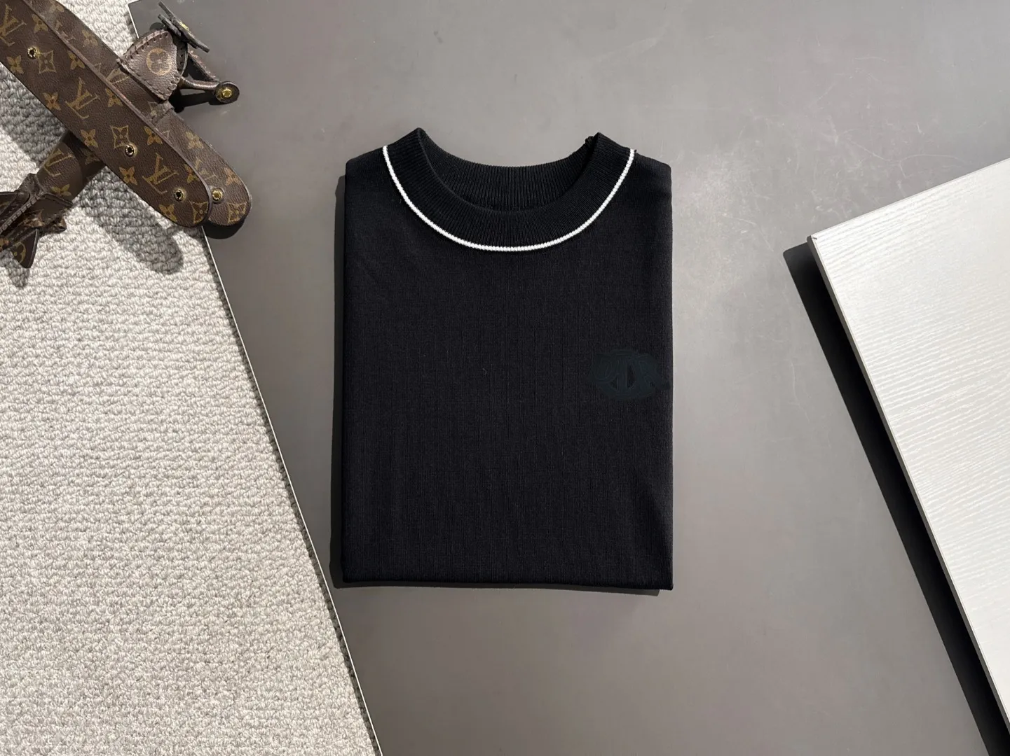 🅿️330 High quality Dior 2025 spring and summer new men's round neck short-sleeved T-shirt Made of combed cotton yarn knitted cotton fabric, pure cotton high-weight special yarn, it feels full when weighed, and the upper body is more textured than ordinary T-shirts. This texture can cope with the weather easily and is suitable for both hot and cold! The pattern on the chest adopts three-dimensional embroidery technology, and is perfectly produced stitch by stitch with reference to the original version! Loose fit design, looks noble. Size: M to XXXL