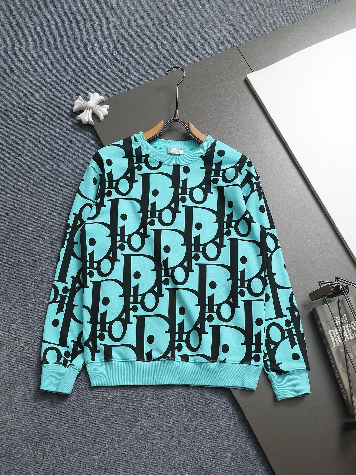 🅿️250 Dior CD micro wide version CD 25SS New product official website for sale simultaneously Round neck sweatshirt logo print pattern As the leader in the luxury world, the D family is well-deserved. The first thing that catches the eye is the loose and comfortable black and white solid color version of the piece we are going to talk about today. The ribbed round collar has become the best modification of its version, and the D family has the upper body LOGO listed on the chest, and the unique design of the letter logo is printed all over, which highlights the texture! The most traditional modification method combined with the simplest color scale contrast forms the strongest and direct contrast, and this is often the most concise and clear minimalist modification method~~A nostalgic classic atmosphere also spreads in this work inadvertently! ! Here’s to a historic year for Dior! Coupled with the blessing of 420 grams of cotton material, both the upper body comfort and the existence are unparalleled. It can be said to be a must-have companion in summer. The excellent breathability and comfortable wearing feeling are unparalleled~ Recommended! ! Color: Apricot Green Purple Orange Size: SMLXL