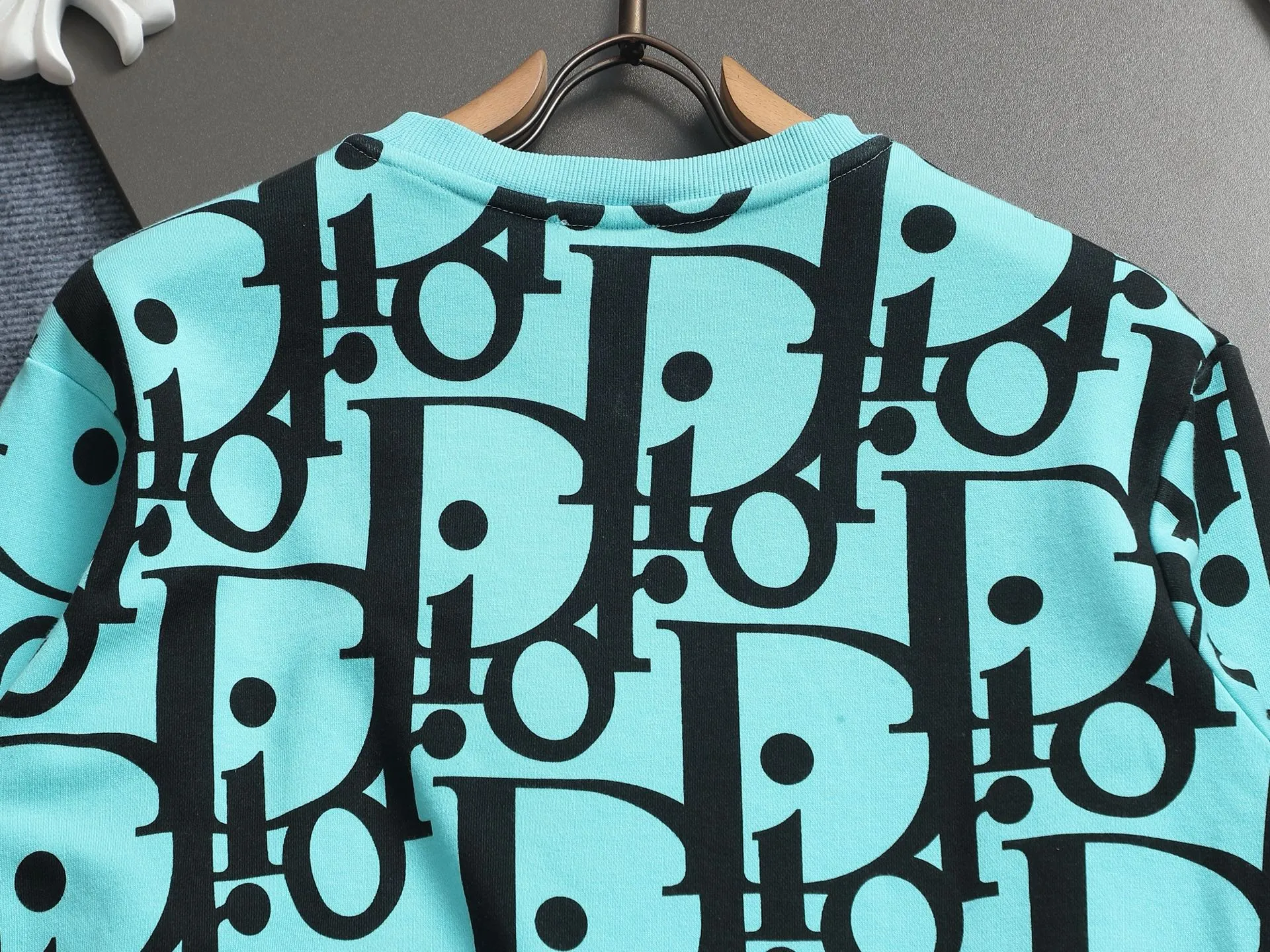 🅿️250 Dior CD micro wide version CD 25SS New product official website for sale simultaneously Round neck sweatshirt logo print pattern As the leader in the luxury world, the D family is well-deserved. The first thing that catches the eye is the loose and comfortable black and white solid color version of the piece we are going to talk about today. The ribbed round collar has become the best modification of its version, and the D family has the upper body LOGO listed on the chest, and the unique design of the letter logo is printed all over, which highlights the texture! The most traditional modification method combined with the simplest color scale contrast forms the strongest and direct contrast, and this is often the most concise and clear minimalist modification method~~A nostalgic classic atmosphere also spreads in this work inadvertently! ! Here’s to a historic year for Dior! Coupled with the blessing of 420 grams of cotton material, both the upper body comfort and the existence are unparalleled. It can be said to be a must-have companion in summer. The excellent breathability and comfortable wearing feeling are unparalleled~ Recommended! ! Color: Apricot Green Purple Orange Size: SMLXL