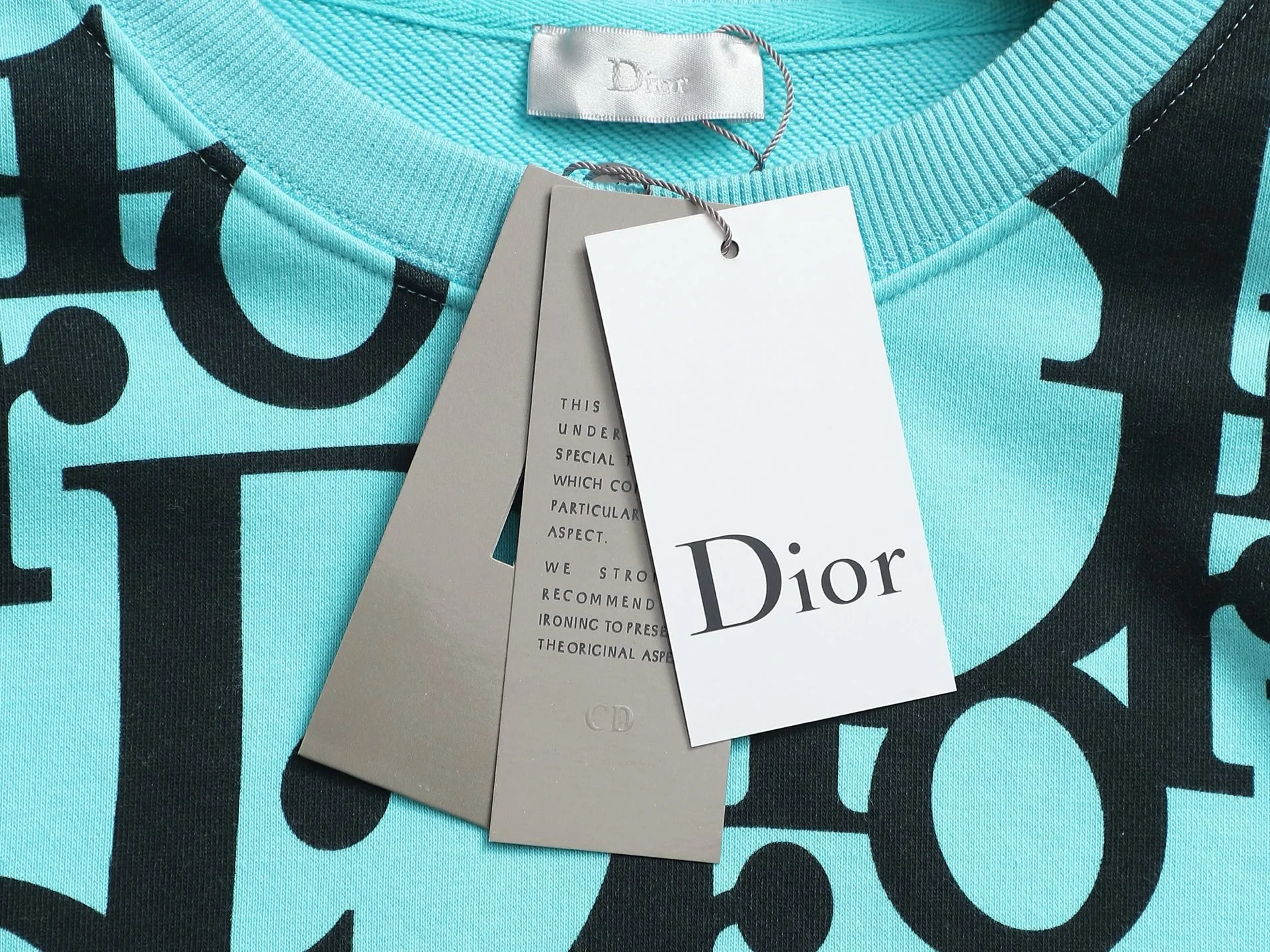 🅿️250 Dior CD micro wide version CD 25SS New product official website for sale simultaneously Round neck sweatshirt logo print pattern As the leader in the luxury world, the D family is well-deserved. The first thing that catches the eye is the loose and comfortable black and white solid color version of the piece we are going to talk about today. The ribbed round collar has become the best modification of its version, and the D family has the upper body LOGO listed on the chest, and the unique design of the letter logo is printed all over, which highlights the texture! The most traditional modification method combined with the simplest color scale contrast forms the strongest and direct contrast, and this is often the most concise and clear minimalist modification method~~A nostalgic classic atmosphere also spreads in this work inadvertently! ! Here’s to a historic year for Dior! Coupled with the blessing of 420 grams of cotton material, both the upper body comfort and the existence are unparalleled. It can be said to be a must-have companion in summer. The excellent breathability and comfortable wearing feeling are unparalleled~ Recommended! ! Color: Apricot Green Purple Orange Size: SMLXL