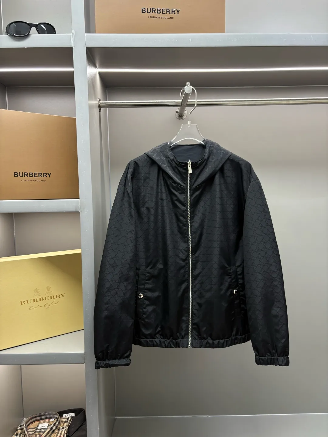 🅿️800 DIOR Dior letter embroidered reversible jacket. It has a three-dimensional and slim tailoring design. The upper body is simple and versatile, capable and stylish. It can be easily used for both business and leisure, creating a mature and stable new trend. The short slim fit has an outstanding upper body effect, and the overall shape configuration is just right. It can be slim without being too tight, and it is very natural without being too dry. It is a jacket that can be easily worn by men and women! Size: M-XXXL