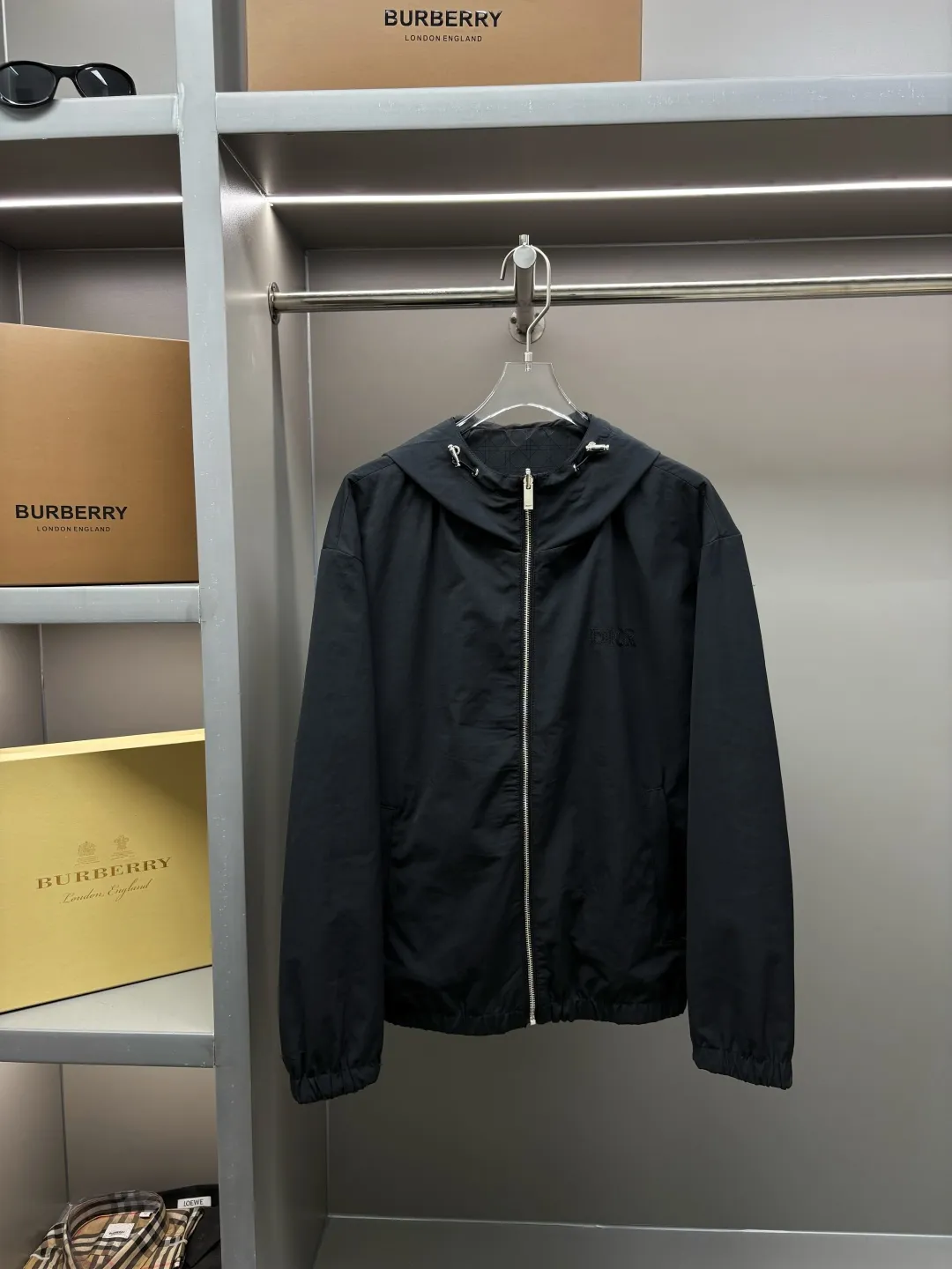 🅿️800 DIOR Dior letter embroidered reversible jacket. It has a three-dimensional and slim tailoring design. The upper body is simple and versatile, capable and stylish. It can be easily used for both business and leisure, creating a mature and stable new trend. The short slim fit has an outstanding upper body effect, and the overall shape configuration is just right. It can be slim without being too tight, and it is very natural without being too dry. It is a jacket that can be easily worn by men and women! Size: M-XXXL