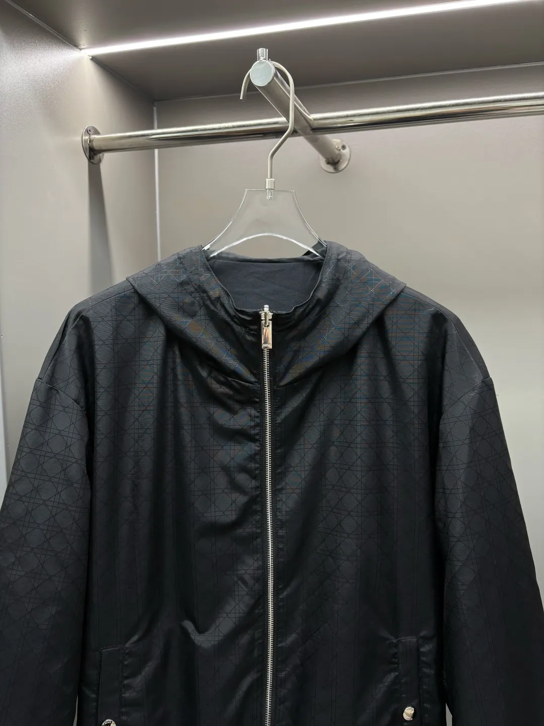 🅿️800 DIOR Dior letter embroidered reversible jacket. It has a three-dimensional and slim tailoring design. The upper body is simple and versatile, capable and stylish. It can be easily used for both business and leisure, creating a mature and stable new trend. The short slim fit has an outstanding upper body effect, and the overall shape configuration is just right. It can be slim without being too tight, and it is very natural without being too dry. It is a jacket that can be easily worn by men and women! Size: M-XXXL