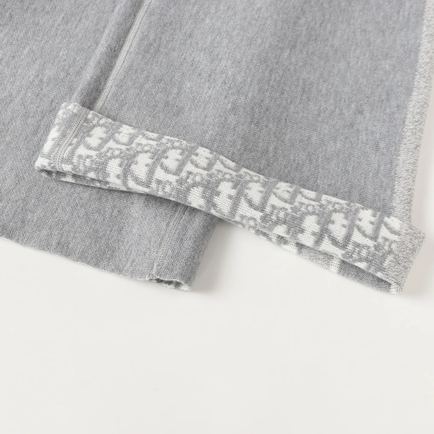 🅿️490 [High Quality] CD 25FW presbyopic reversible cashmere trousers (grey) The fabric is made of imported cashmere yarn double-sided jacquard fabric and can be worn on both sides. The fabric uses monogram jacquard double weaving technology to present the brand's iconic presbyopia pattern, which combines luxurious texture with practical functions. Swiss machine embroidery stitching technology ensures every detail is exquisite and perfect, and the stitches are even and delicate. The classic straight-leg design subtly modifies the leg lines, making the upper body slim and elegant. Double-sided jacquard technology keeps both sides of the fabric flat and crisp, making it comfortable and layered. Selected high-quality cashmere yarn brings a soft and skin-friendly touch experience while having good warmth retention and breathability. The overall craftsmanship is exquisite, and high-end quality is reflected from fabric weaving to finished product sewing. It is an exquisite item that is both fashionable and practical. Size:S/M/L