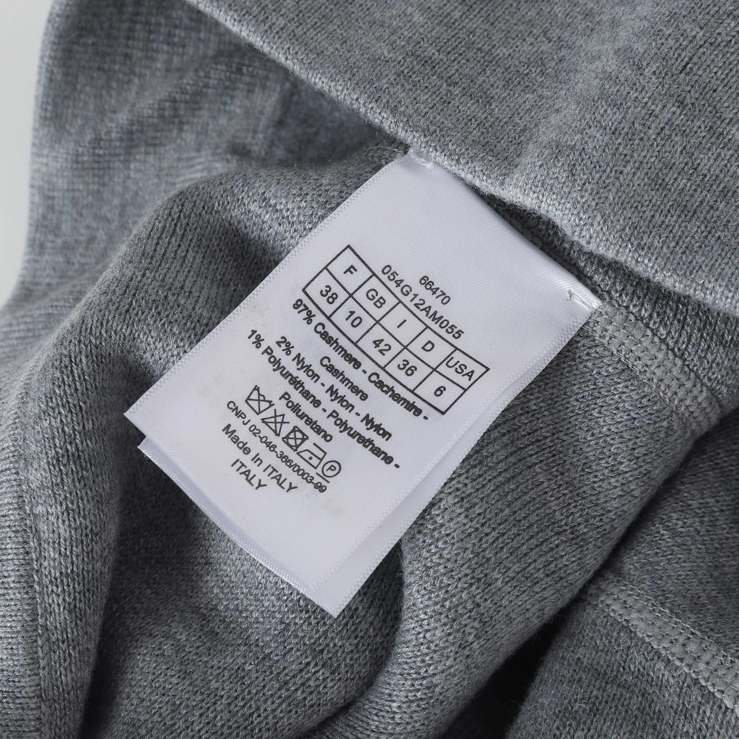 🅿️490 [High Quality] CD 25FW presbyopic reversible cashmere trousers (grey) The fabric is made of imported cashmere yarn double-sided jacquard fabric and can be worn on both sides. The fabric uses monogram jacquard double weaving technology to present the brand's iconic presbyopia pattern, which combines luxurious texture with practical functions. Swiss machine embroidery stitching technology ensures every detail is exquisite and perfect, and the stitches are even and delicate. The classic straight-leg design subtly modifies the leg lines, making the upper body slim and elegant. Double-sided jacquard technology keeps both sides of the fabric flat and crisp, making it comfortable and layered. Selected high-quality cashmere yarn brings a soft and skin-friendly touch experience while having good warmth retention and breathability. The overall craftsmanship is exquisite, and high-end quality is reflected from fabric weaving to finished product sewing. It is an exquisite item that is both fashionable and practical. Size:S/M/L