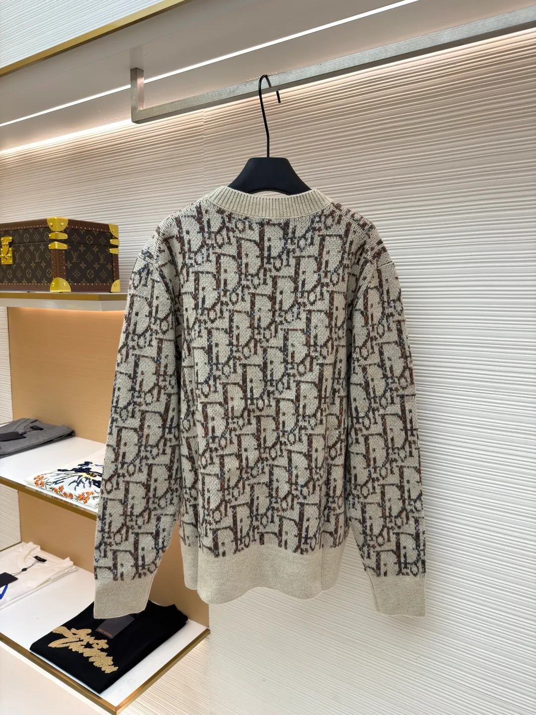 Dior presbyopic crew neck sweater ●Original version: Purchased and developed for 15400 ●Item number: 1681286-B70 ●Fabric: wool blended fabric ●Technology: jacquard weaving ●Version: fitted version ●Weight: about 745 grams ●Size: XS-S-M-L ●Description: The wool is custom-dyed with imported premium 100% wool yarn, and jacquard weaving is carried out using an imported 5-gauge wool loom. A single piece takes 190 minutes, and is woven at a parallel and even speed. The whole piece of clothing is clear. The drawings are drawn by experienced masters, and the pattern is positioned according to YB. Specific three-label washing. The overall wiring is straight and delicate. The fabric is comfortable and soft, and the color is consistent without color difference. It can be matched with the same style to create a fashionable look, and can be used in various occasions. Customized accessories, complete with three standards, same style for men and women!