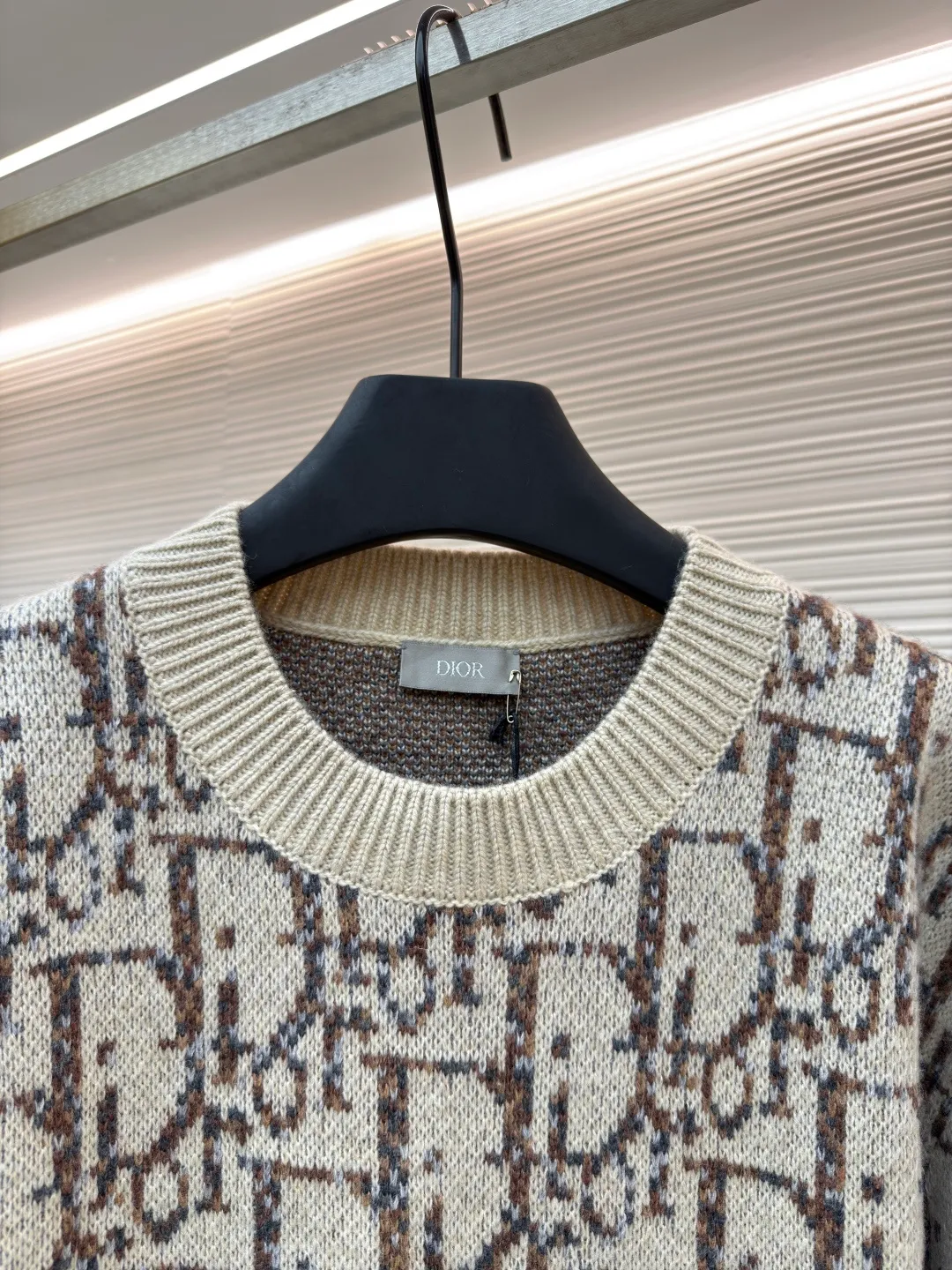 Dior presbyopic crew neck sweater ●Original version: Purchased and developed for 15400 ●Item number: 1681286-B70 ●Fabric: wool blended fabric ●Technology: jacquard weaving ●Version: fitted version ●Weight: about 745 grams ●Size: XS-S-M-L ●Description: The wool is custom-dyed with imported premium 100% wool yarn, and jacquard weaving is carried out using an imported 5-gauge wool loom. A single piece takes 190 minutes, and is woven at a parallel and even speed. The whole piece of clothing is clear. The drawings are drawn by experienced masters, and the pattern is positioned according to YB. Specific three-label washing. The overall wiring is straight and delicate. The fabric is comfortable and soft, and the color is consistent without color difference. It can be matched with the same style to create a fashionable look, and can be used in various occasions. Customized accessories, complete with three standards, same style for men and women!