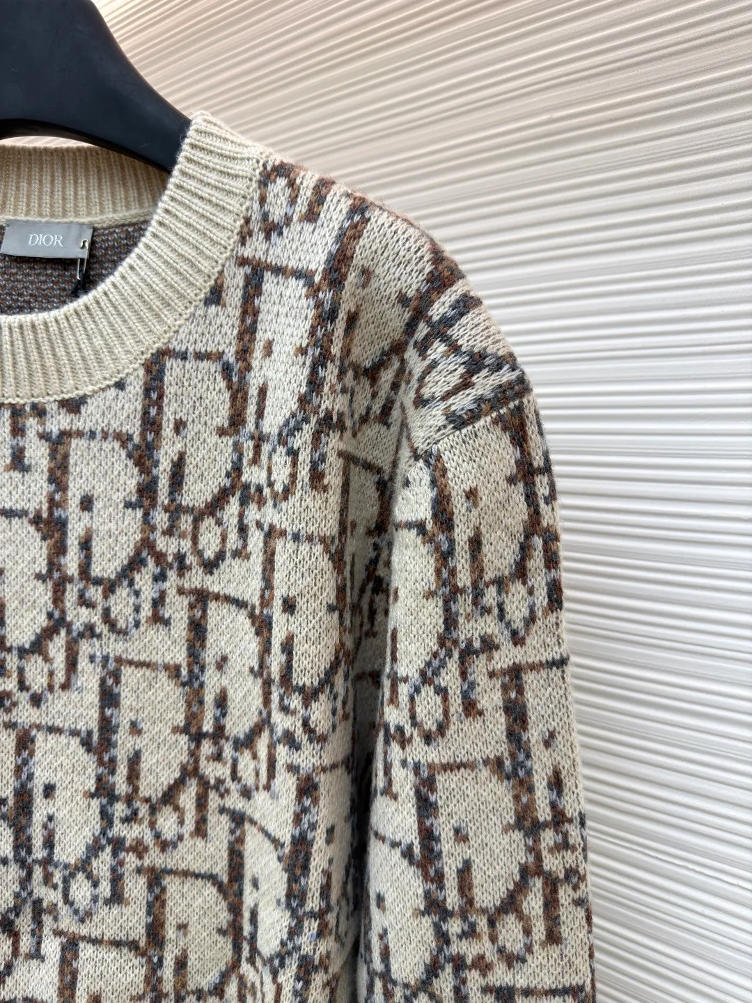 Dior presbyopic crew neck sweater ●Original version: Purchased and developed for 15400 ●Item number: 1681286-B70 ●Fabric: wool blended fabric ●Technology: jacquard weaving ●Version: fitted version ●Weight: about 745 grams ●Size: XS-S-M-L ●Description: The wool is custom-dyed with imported premium 100% wool yarn, and jacquard weaving is carried out using an imported 5-gauge wool loom. A single piece takes 190 minutes, and is woven at a parallel and even speed. The whole piece of clothing is clear. The drawings are drawn by experienced masters, and the pattern is positioned according to YB. Specific three-label washing. The overall wiring is straight and delicate. The fabric is comfortable and soft, and the color is consistent without color difference. It can be matched with the same style to create a fashionable look, and can be used in various occasions. Customized accessories, complete with three standards, same style for men and women!