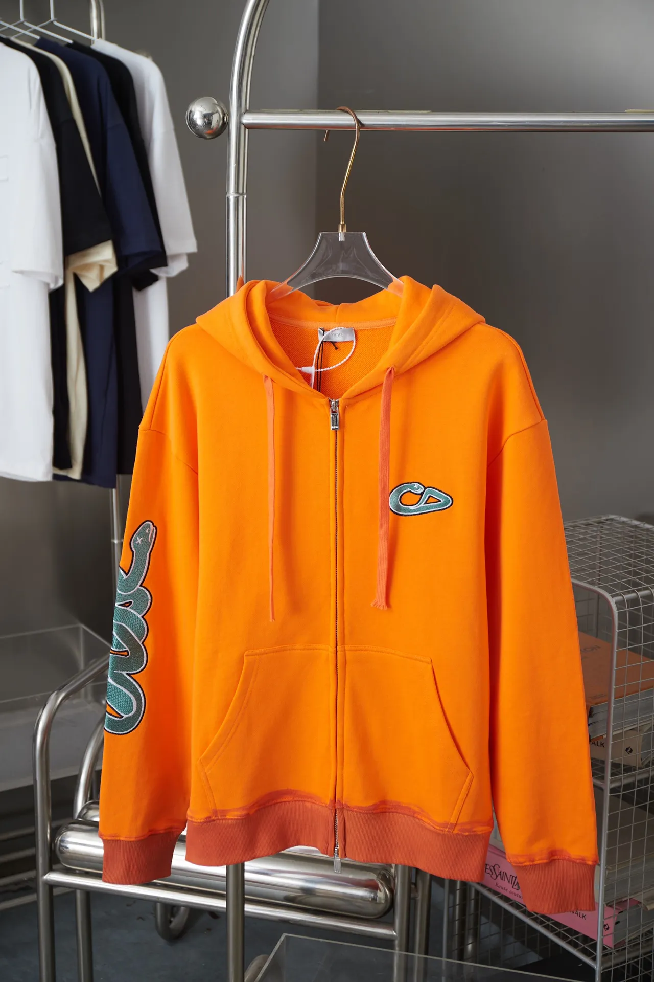 🅿️320 DIRO Year of the Snake limited edition Snake zipper hooded sweatshirt with sleeves Light luxury Essential item for daily commuting for men and women Correct version Welcome to compare Detailed features · Made of 480g pure cotton double yarn fish scale terry fabric · Dust-free singeing process on the face Bottom suction Environmentally friendly reactive dyeing · Imported Tajima machine seal embroidery · Hand-painted direct-injection printing on the hem · Customized hardware zipper · Double-needle sewing and cross-seam technology · Original main mark, washed tag, moisture-proof paper packaging Color: White/Orange Size: S M L XL