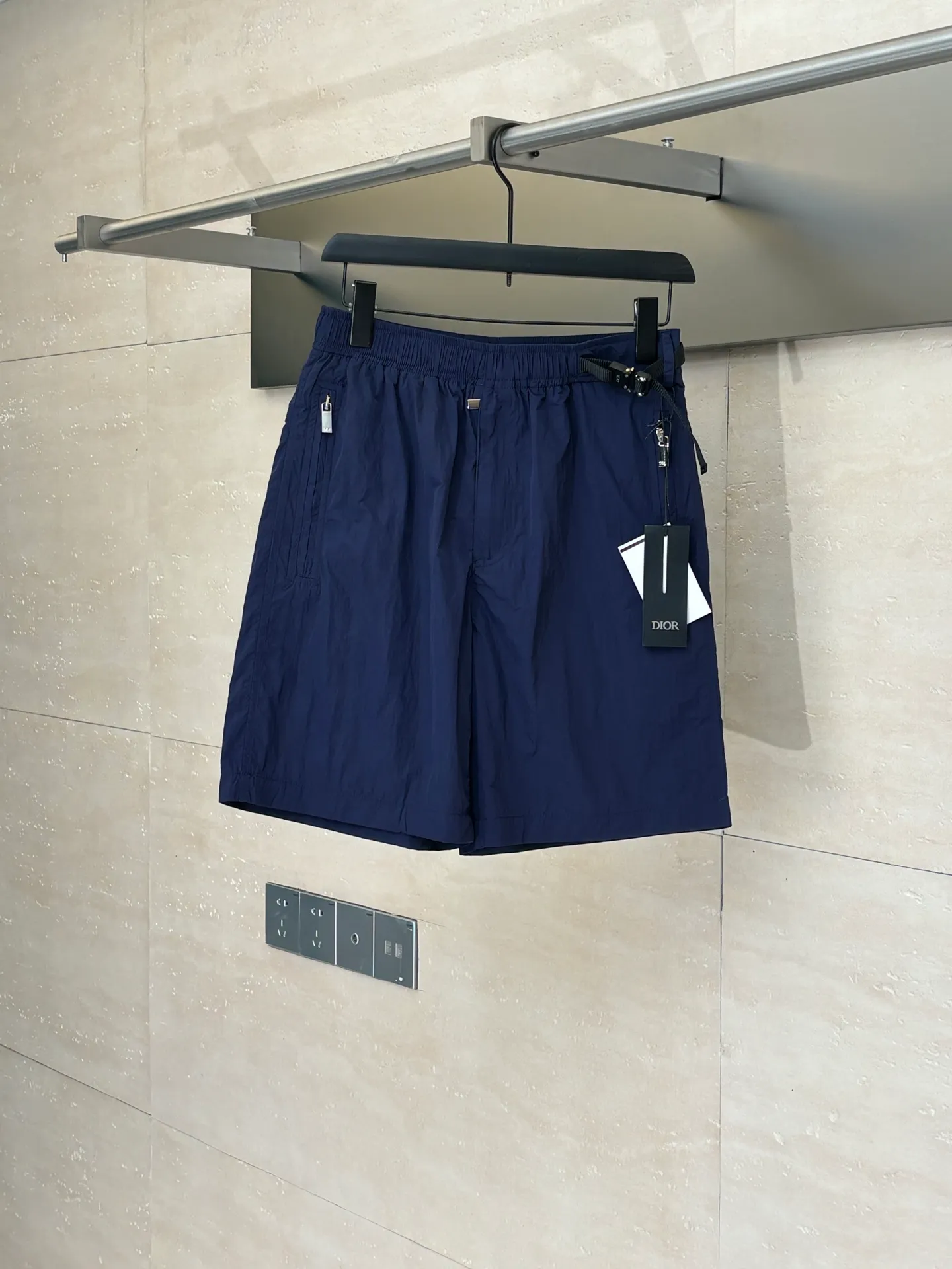 🅿️390 Dio*/Dior 25Ss new belt buckle pocket zipper shorts. Customized technical fabric, the upper body is dry and comfortable, and feels smooth. Paired with Dior knotted belt buckle to enhance the style. With elastic waistband and side zipper pockets, the casual version is more refined. New interpretation of classic items, highlighting fashion style. Can be paired with a T-shirt to create a fashionable and casual matching look. Size: S/M/L/XL