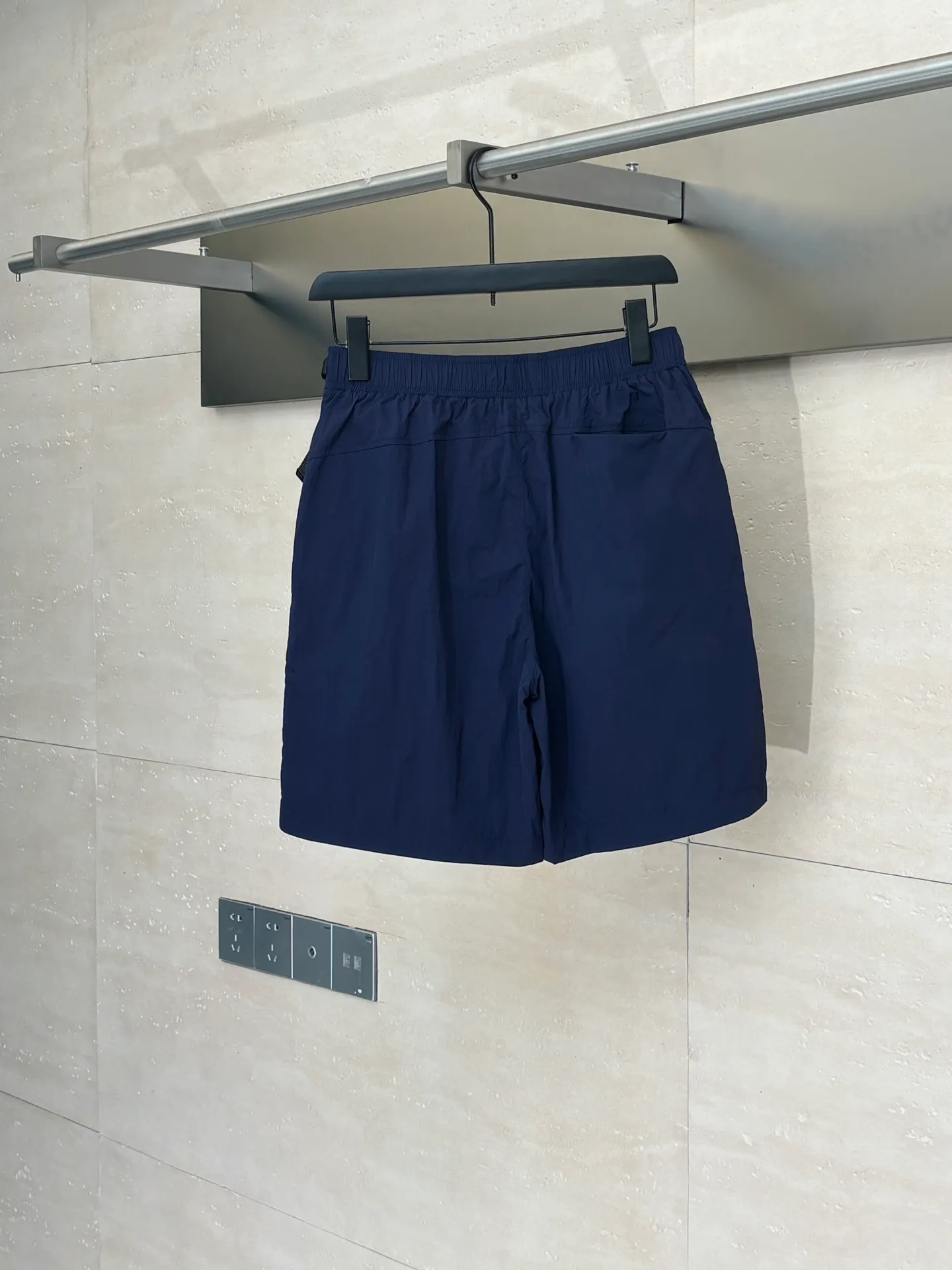 🅿️390 Dio*/Dior 25Ss new belt buckle pocket zipper shorts. Customized technical fabric, the upper body is dry and comfortable, and feels smooth. Paired with Dior knotted belt buckle to enhance the style. With elastic waistband and side zipper pockets, the casual version is more refined. New interpretation of classic items, highlighting fashion style. Can be paired with a T-shirt to create a fashionable and casual matching look. Size: S/M/L/XL