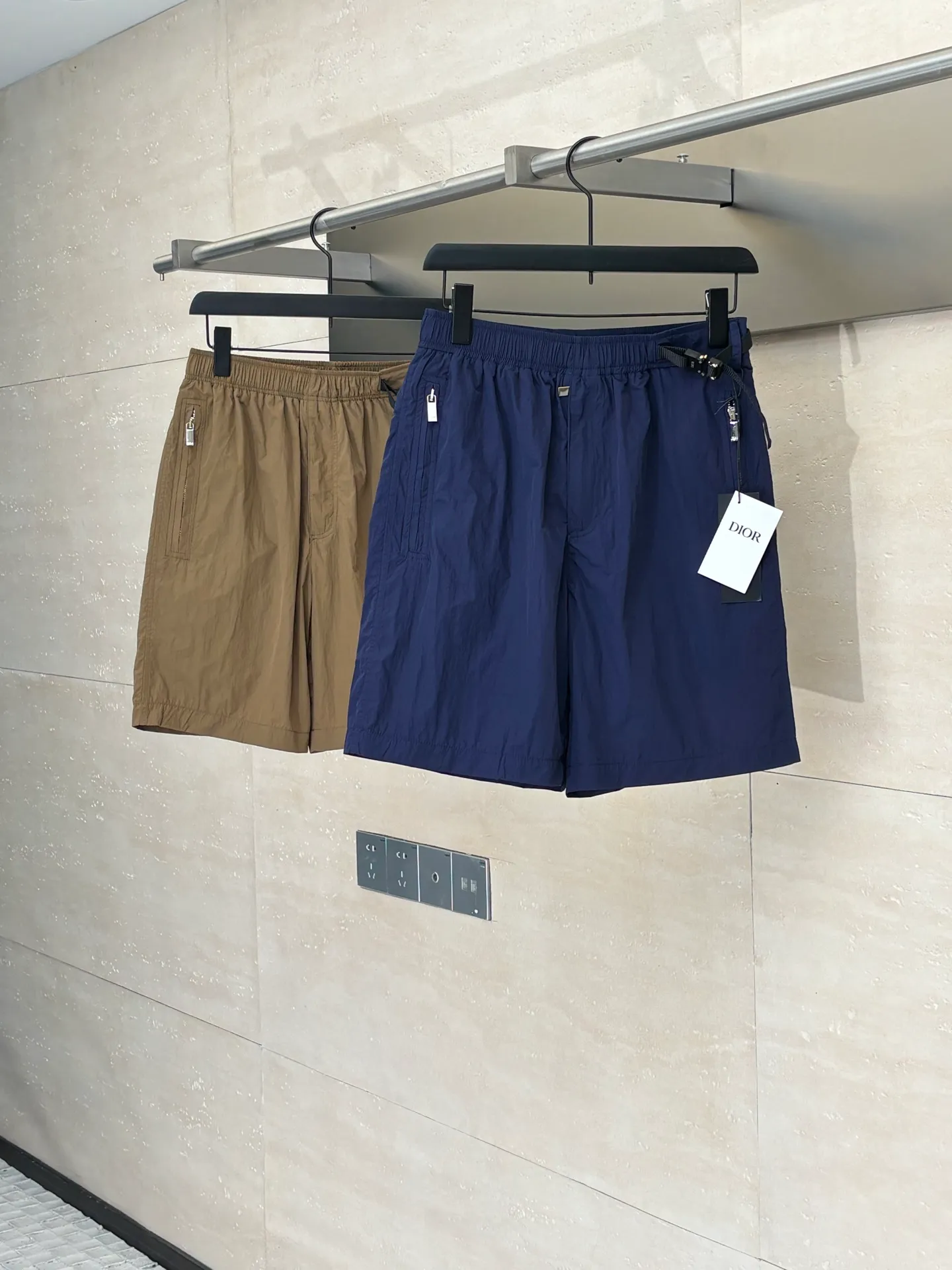 🅿️390 Dio*/Dior 25Ss new belt buckle pocket zipper shorts. Customized technical fabric, the upper body is dry and comfortable, and feels smooth. Paired with Dior knotted belt buckle to enhance the style. With elastic waistband and side zipper pockets, the casual version is more refined. New interpretation of classic items, highlighting fashion style. Can be paired with a T-shirt to create a fashionable and casual matching look. Size: S/M/L/XL
