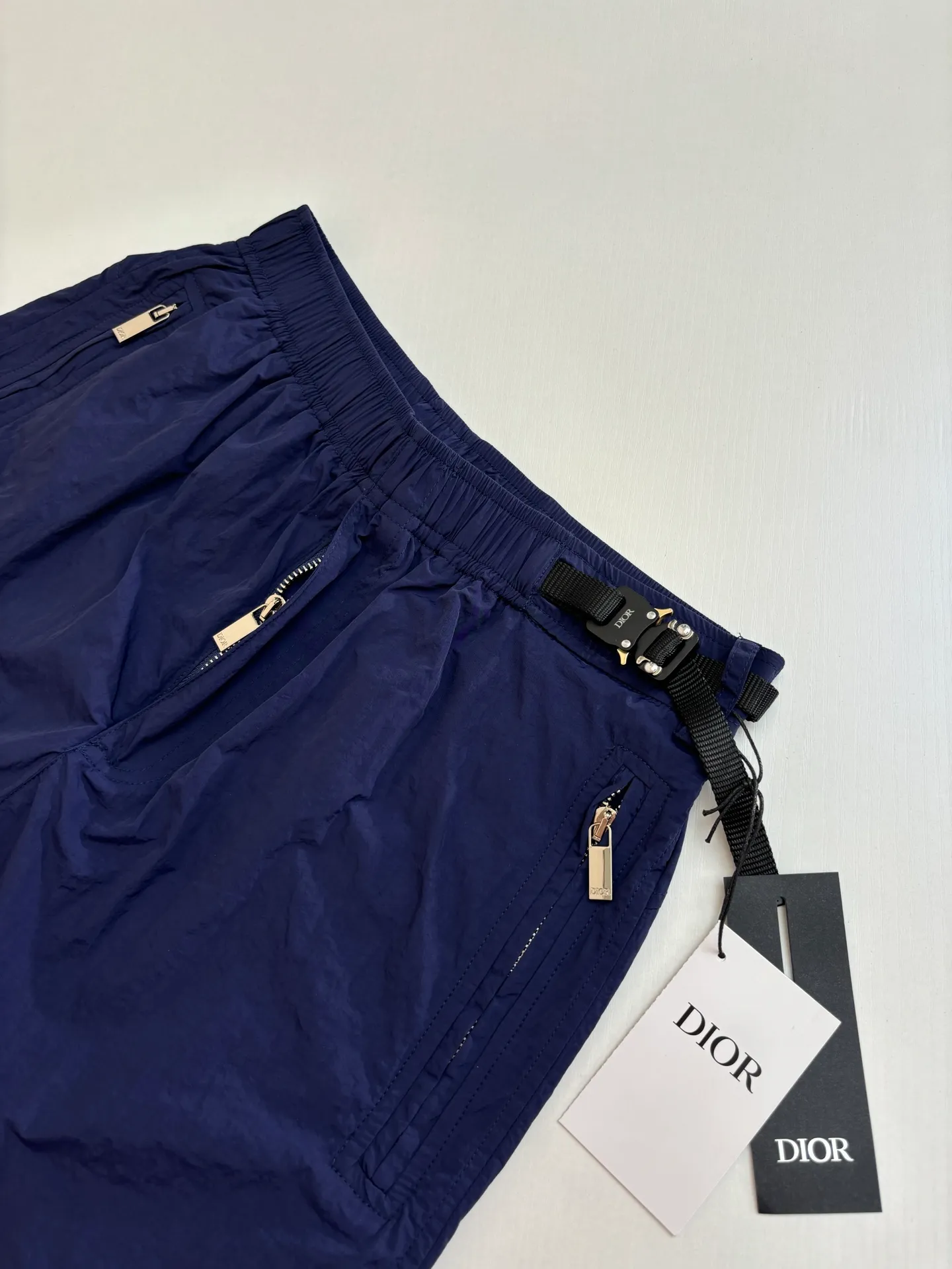 🅿️390 Dio*/Dior 25Ss new belt buckle pocket zipper shorts. Customized technical fabric, the upper body is dry and comfortable, and feels smooth. Paired with Dior knotted belt buckle to enhance the style. With elastic waistband and side zipper pockets, the casual version is more refined. New interpretation of classic items, highlighting fashion style. Can be paired with a T-shirt to create a fashionable and casual matching look. Size: S/M/L/XL