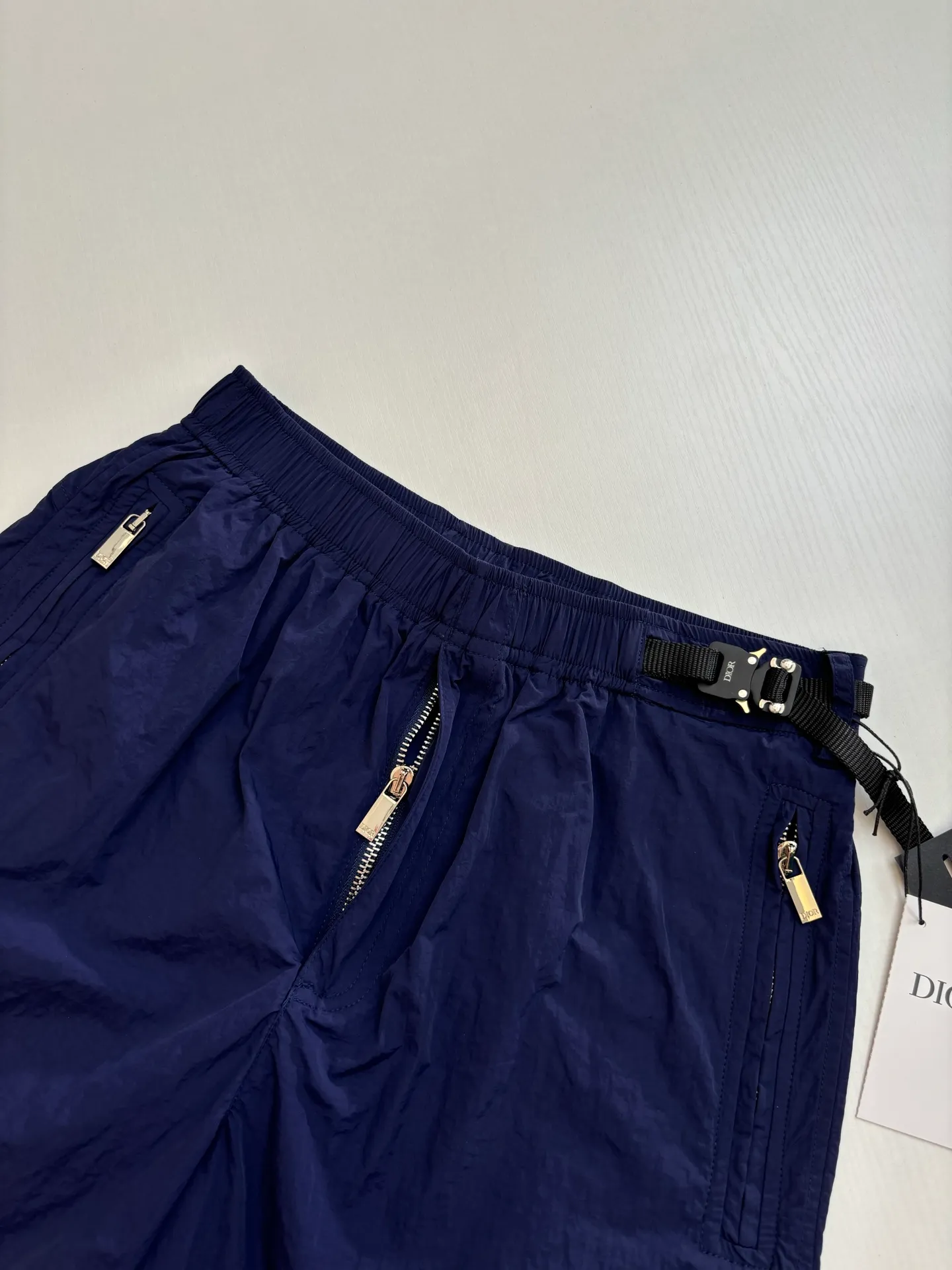 🅿️390 Dio*/Dior 25Ss new belt buckle pocket zipper shorts. Customized technical fabric, the upper body is dry and comfortable, and feels smooth. Paired with Dior knotted belt buckle to enhance the style. With elastic waistband and side zipper pockets, the casual version is more refined. New interpretation of classic items, highlighting fashion style. Can be paired with a T-shirt to create a fashionable and casual matching look. Size: S/M/L/XL