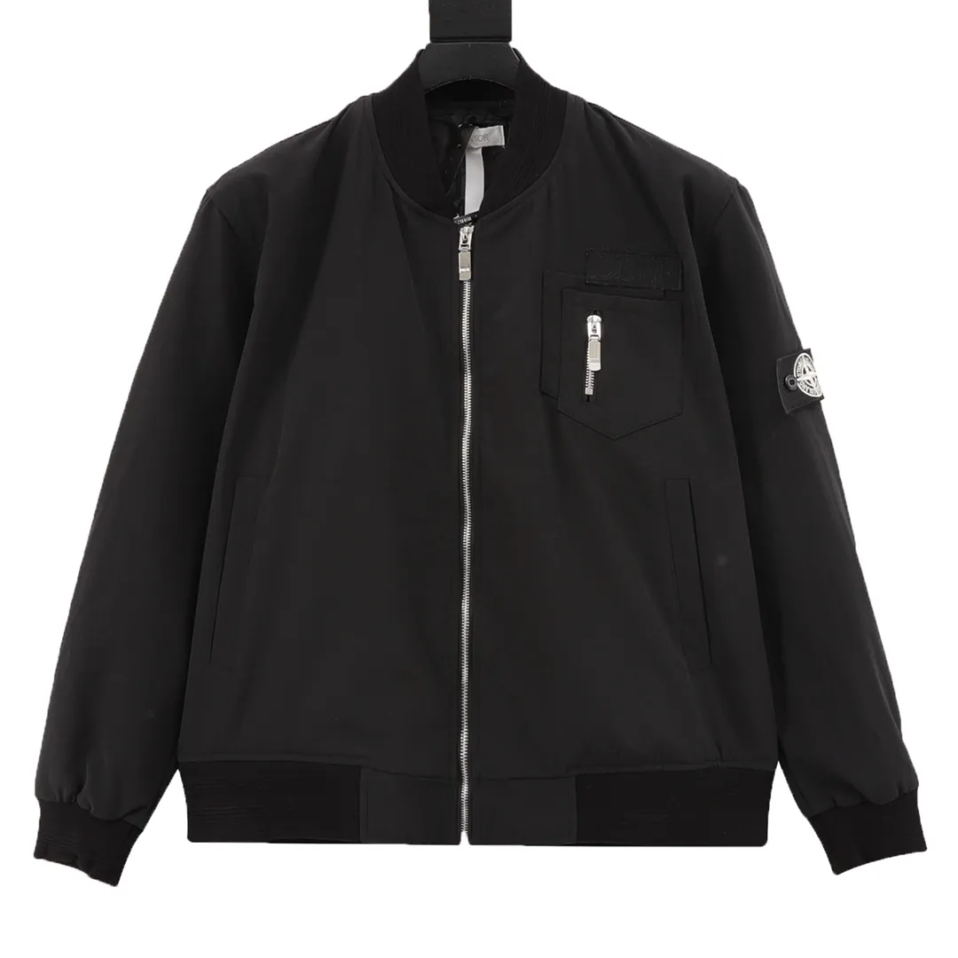 🅿️550 Dior & Stone Island co-branded baseball jacket with embroidered letters. It is made of custom-dyed pure cotton blended material. The texture is very soft. It also has a layer of blended material lining inside, which is comfortable and breathable. Tajima embroidery technology and superimposed printing technology have an extremely high defective rate. The gloss and texture of the embroidery are compared to the original, and the details are in place. Hidden hood design, refer to the upper body picture. Customized logo hardware accessories, original customized collar label and wash mark. It is a loose version with a wider effect, and a loose upper body has the best effect. Neutral design. Size：XS-L