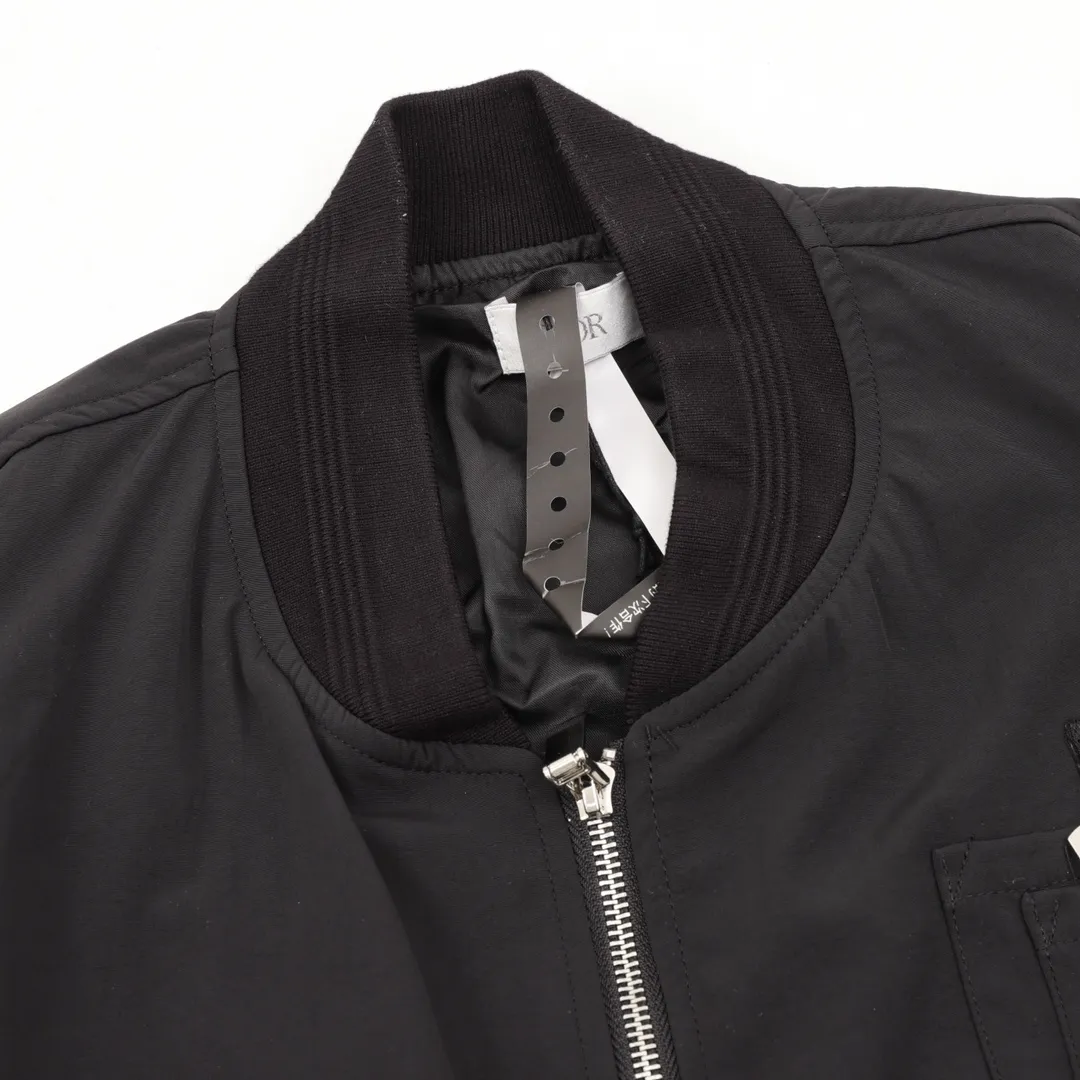 🅿️550 Dior & Stone Island co-branded baseball jacket with embroidered letters. It is made of custom-dyed pure cotton blended material. The texture is very soft. It also has a layer of blended material lining inside, which is comfortable and breathable. Tajima embroidery technology and superimposed printing technology have an extremely high defective rate. The gloss and texture of the embroidery are compared to the original, and the details are in place. Hidden hood design, refer to the upper body picture. Customized logo hardware accessories, original customized collar label and wash mark. It is a loose version with a wider effect, and a loose upper body has the best effect. Neutral design. Size：XS-L