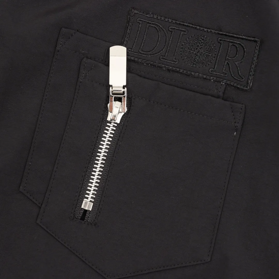 🅿️550 Dior & Stone Island co-branded baseball jacket with embroidered letters. It is made of custom-dyed pure cotton blended material. The texture is very soft. It also has a layer of blended material lining inside, which is comfortable and breathable. Tajima embroidery technology and superimposed printing technology have an extremely high defective rate. The gloss and texture of the embroidery are compared to the original, and the details are in place. Hidden hood design, refer to the upper body picture. Customized logo hardware accessories, original customized collar label and wash mark. It is a loose version with a wider effect, and a loose upper body has the best effect. Neutral design. Size：XS-L